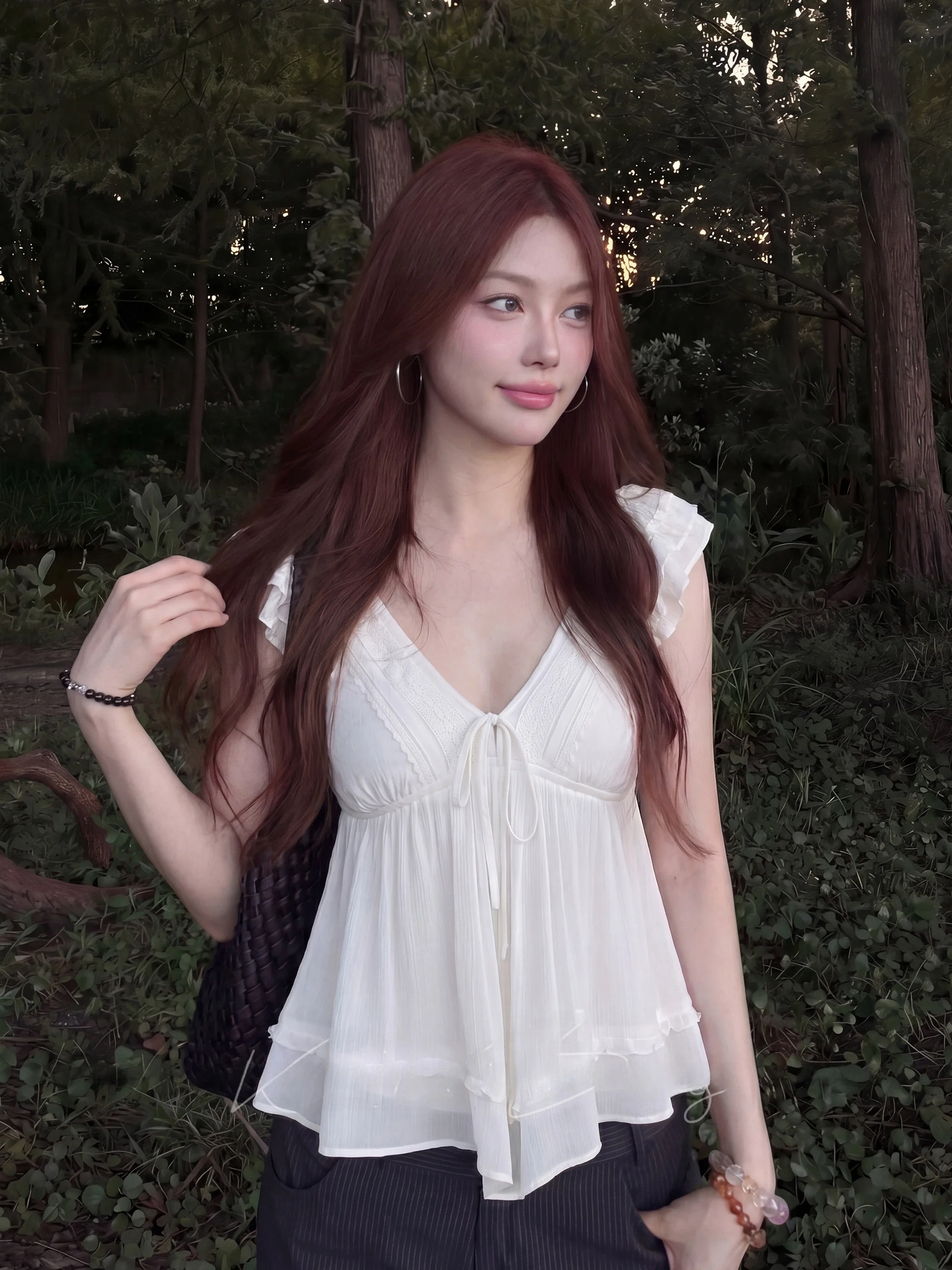 Sweet Style White V-Neck T-Shirt with Ruffle Design Short Length Flower Print Top Women's Loose Fit Summer Fashion China Made
Sweet Style White V-Neck T-Shirt with Ruffle Design Short Length Flower Print Top Women's Loose Fit Summer Fashion China Made
