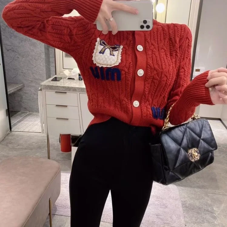 LXYG2025 Spring New Style Elegant Lady New Year's Battle Robe Small Fragrance Knitted Cardigan Sweater Outerwear Beautiful Top
LXYG2025 Spring New Style Elegant Lady New Year's Battle Robe Small Fragrance Knitted Cardigan Sweater Outerwear Beautiful Top