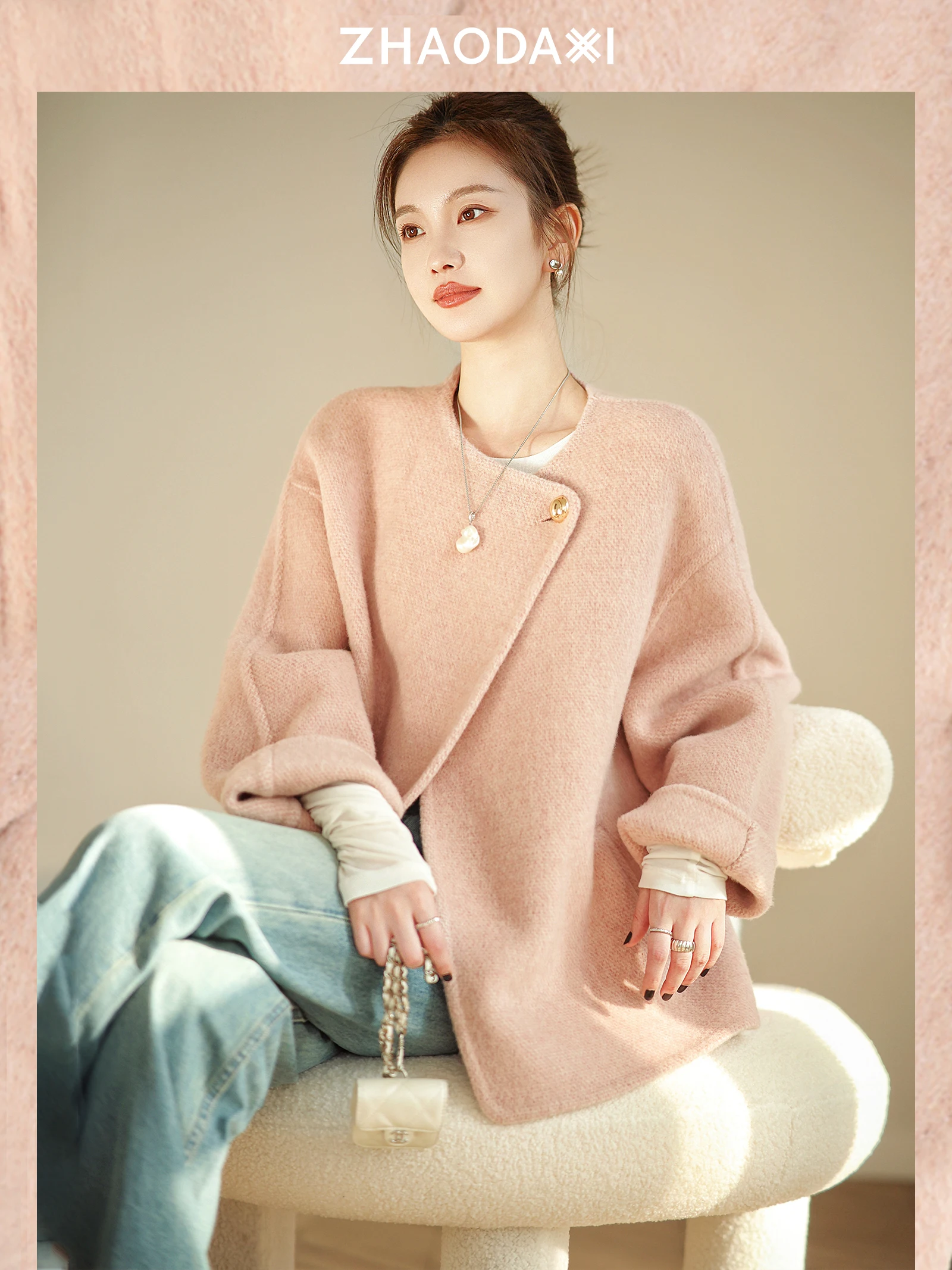 Шикарное женское пальто Zhang Daxi: свободный крой, повседневный стиль, смесь шерсти, круглый вырез, застежка на пуговицы, длинный рукав
Шикарное женское пальто Zhang Daxi: свободный крой, повседневный стиль, смесь шерсти, круглый вырез, застежка на пуговицы, длинный рукав