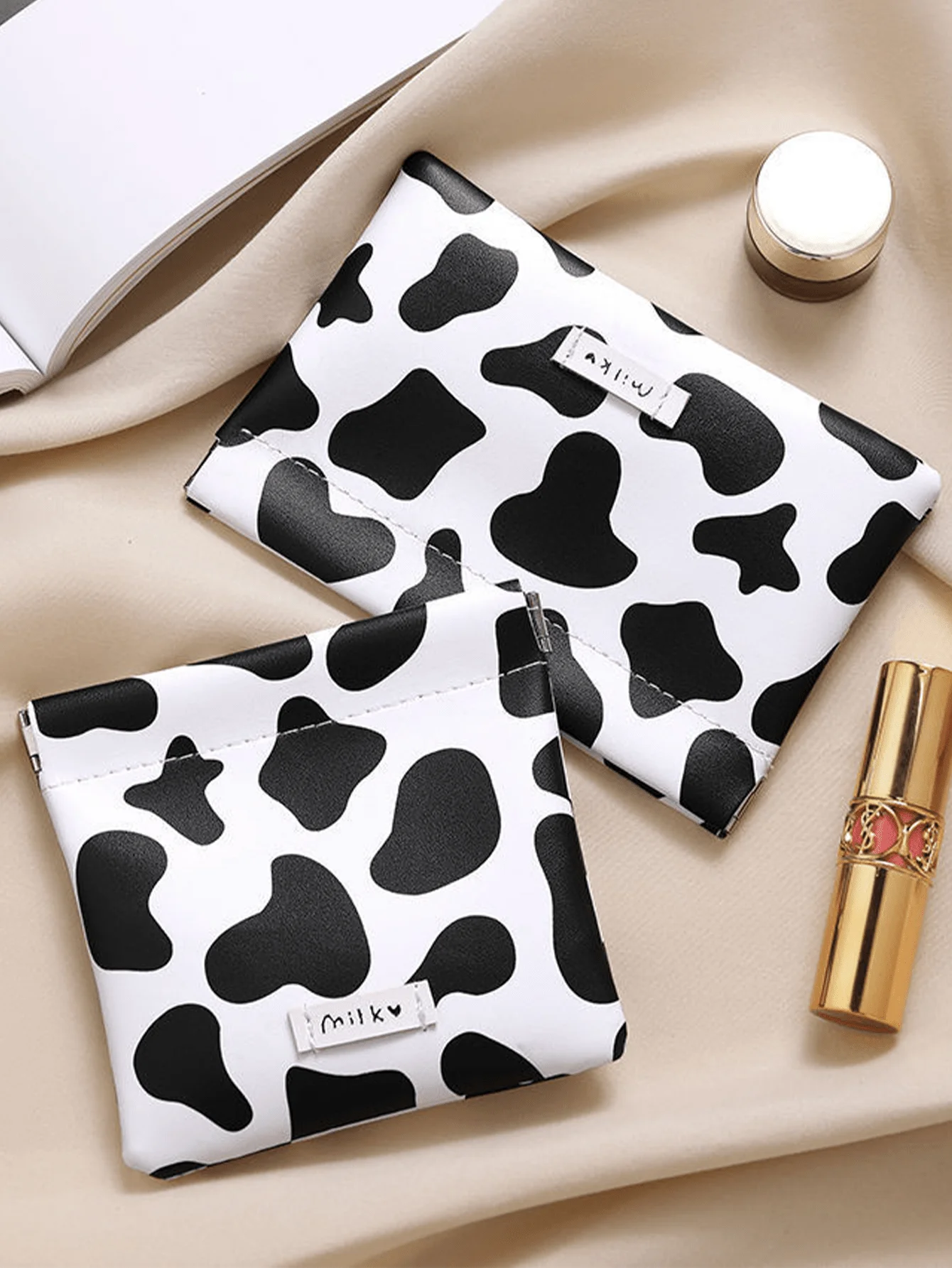 1pc Fashionable Large Black & White Polka Dot Coin Purse/Card Holder, Minimalist Boho Style Cute Wallet, Made Of PU Leather With Magnetic Snap, Large Capacity To Hold Lipstick, Earphones, Keys, Bank Cards, Cash, Coins, Suitable For Daily Commute, Also A G
1pc Fashionable Large Black & White Polka Dot Coin Purse/Card Holder, Minimalist Boho Style Cute Wallet, Made Of PU Leather With Magnetic Snap, Large Capacity To Hold Lipstick, Earphones, Keys, Bank Cards, Cash, Coins, Suitable For Daily Commute, Also A G