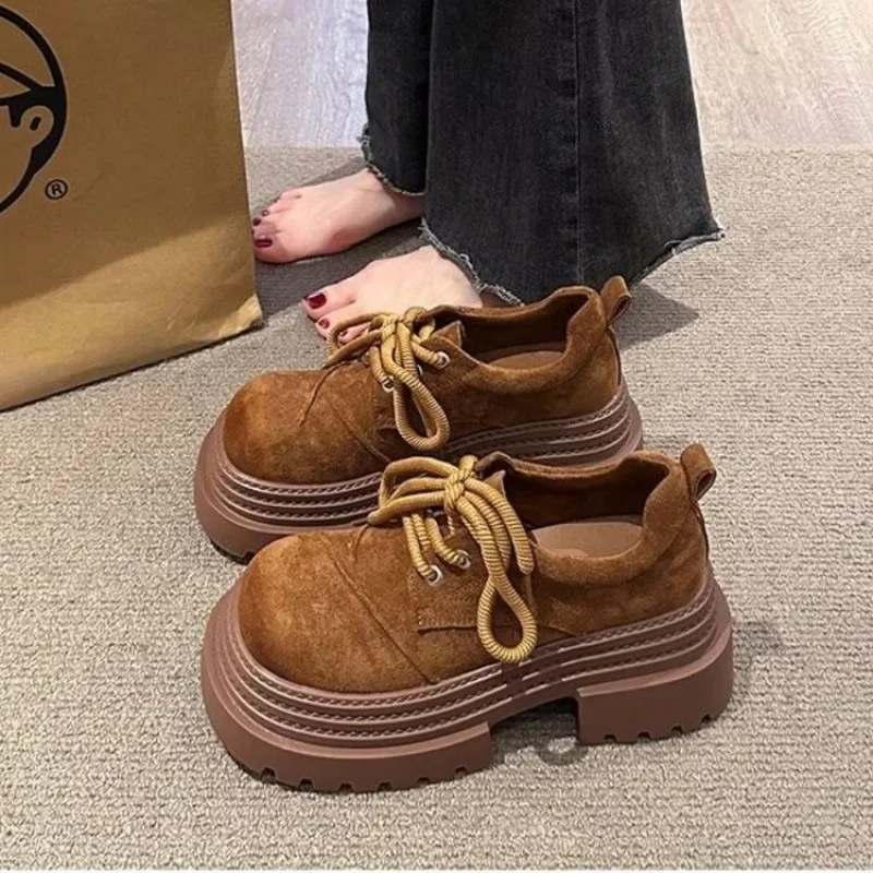 Женские лоферы в стиле ретро, новинка весны 2024, роскошные брендовые кожаные оксфорды на толстой подошве, уличная рабочая обувь на платформе со шнуровкой 
Женские лоферы в стиле ретро, новинка весны 2024, роскошные брендовые кожаные оксфорды на толстой подошве, уличная рабочая обувь на платформе со шнуровкой