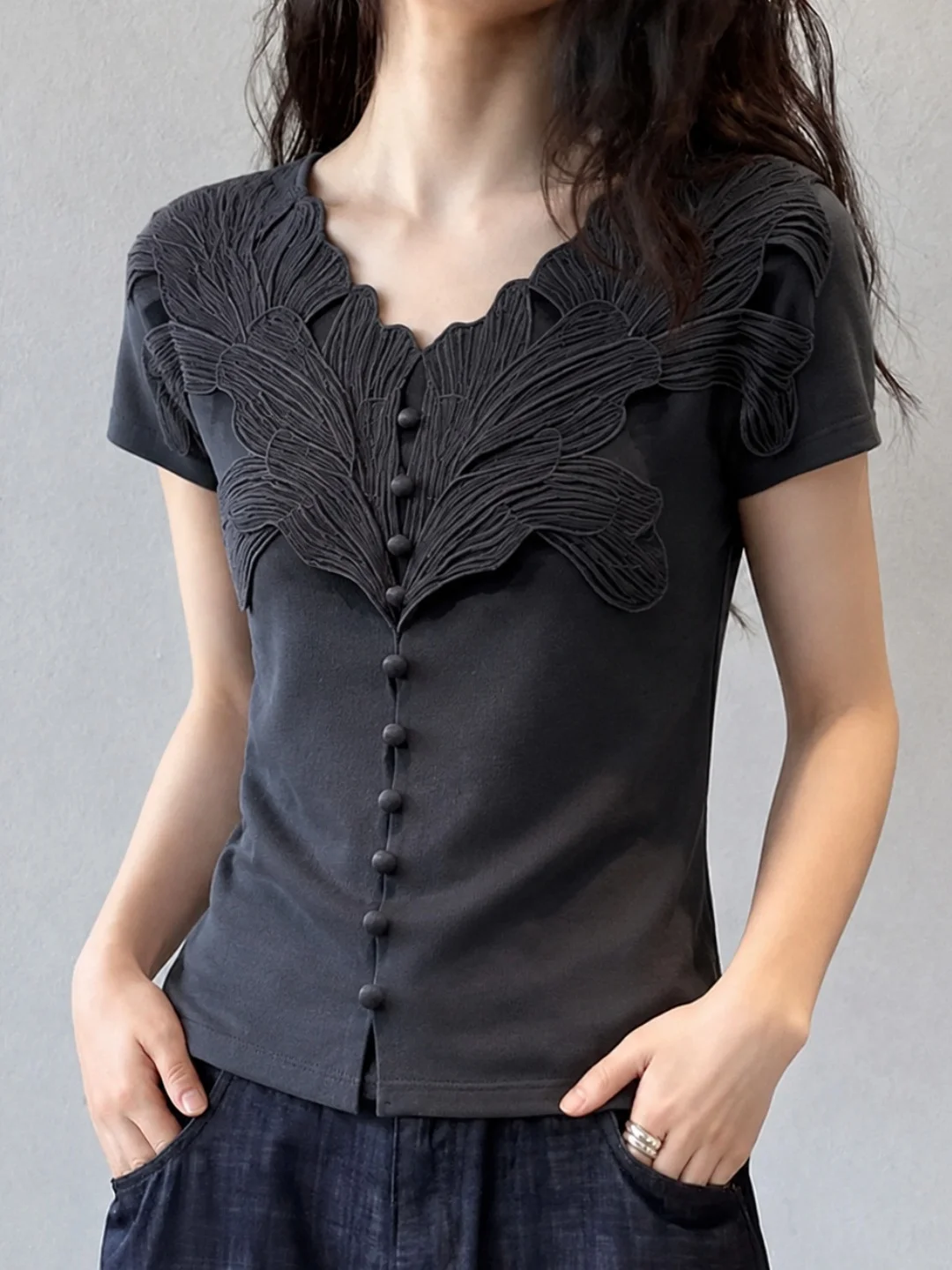 Elegant V-Neck Embroidered Slim Fit Short Sleeve Knitwear Fashionable Age-Defying Top for Young Women Summer 2026
Elegant V-Neck Embroidered Slim Fit Short Sleeve Knitwear Fashionable Age-Defying Top for Young Women Summer 2026