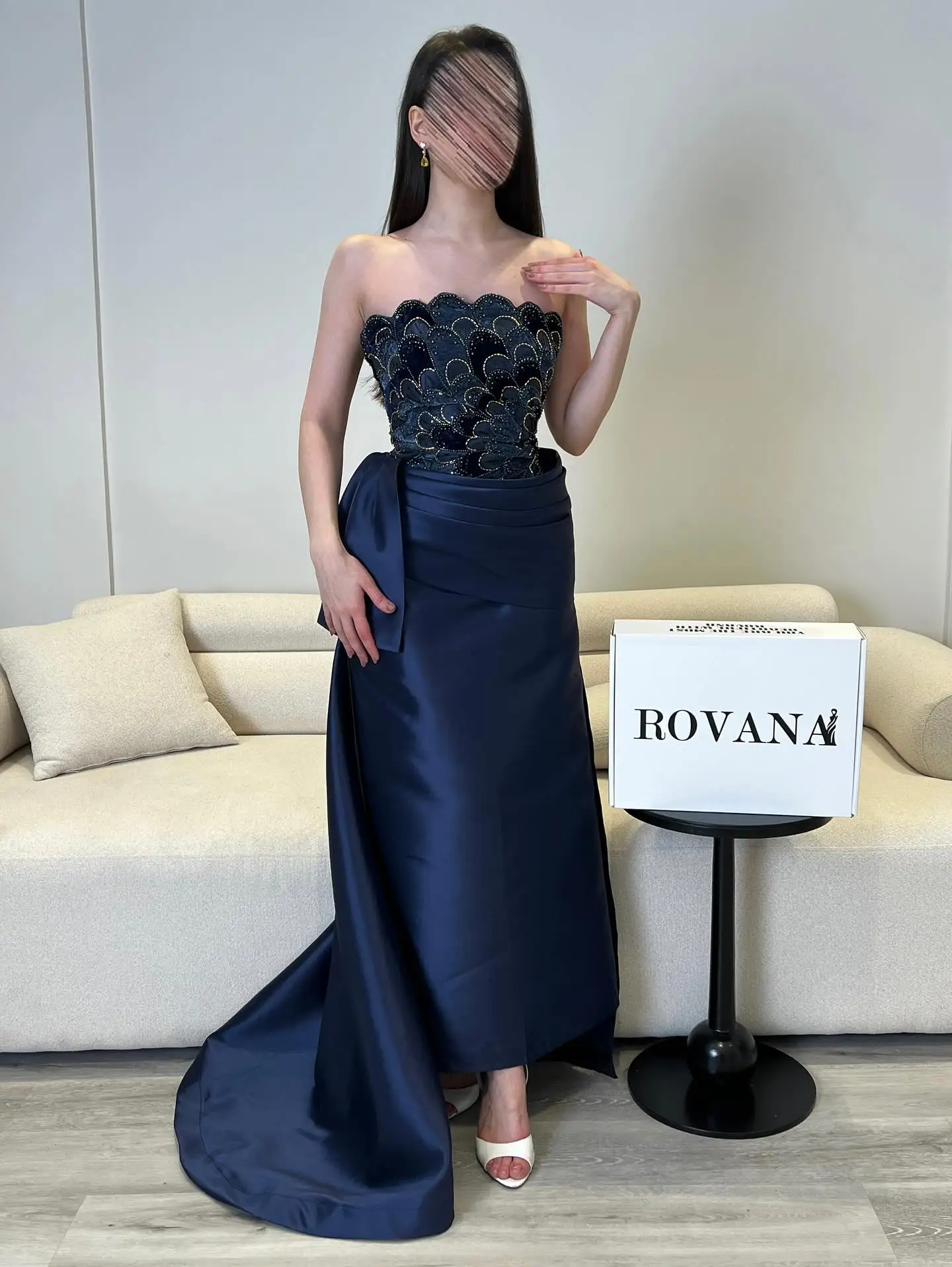 Customized Navy Blue Strapless Evening Dress Prom Gown Beaded Satin A-Line Maxi Formal Party Dress With Waist Bow
Customized Navy Blue Strapless Evening Dress Prom Gown Beaded Satin A-Line Maxi Formal Party Dress With Waist Bow