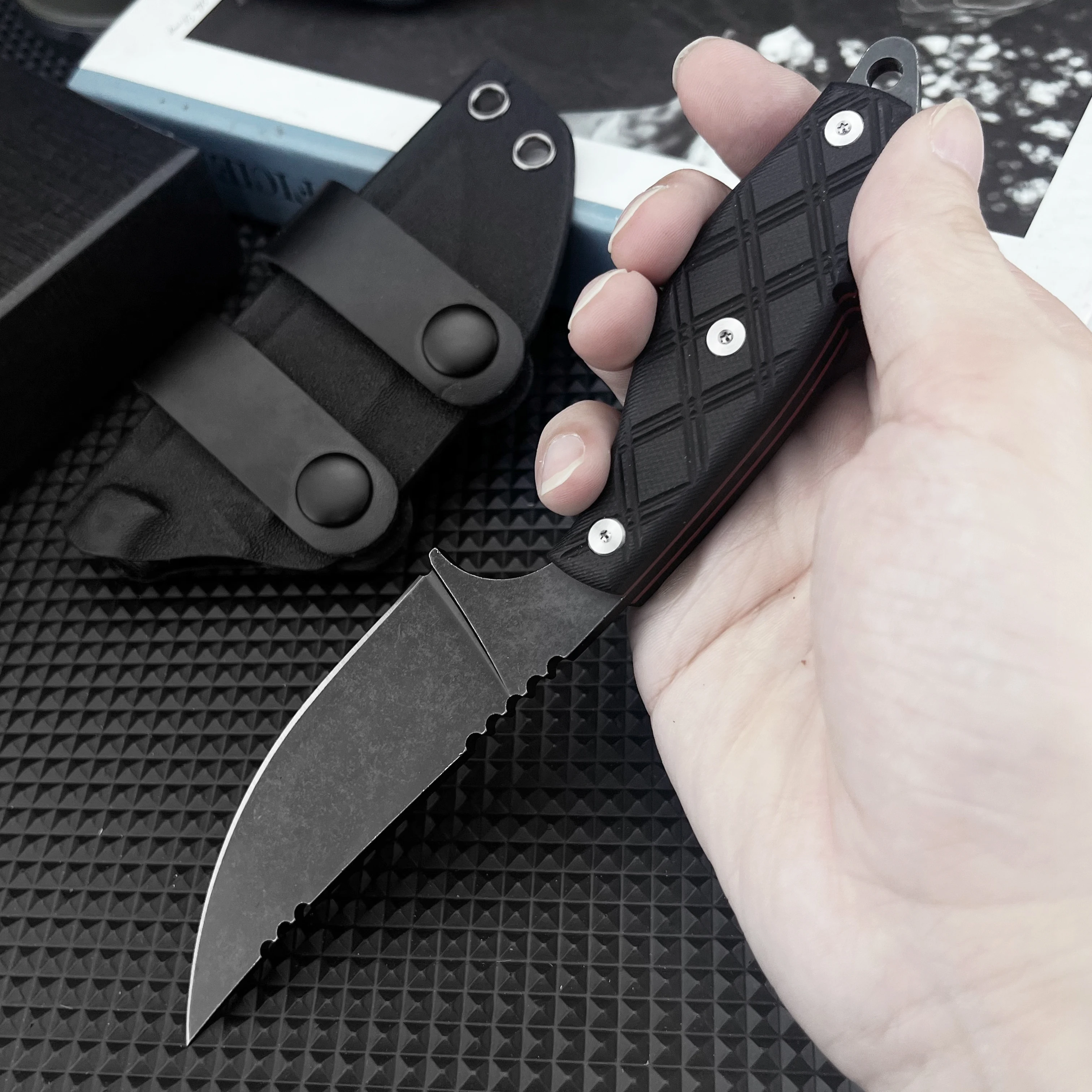 V040 Black Tactical Knife 8Cr13Mov Blade G10 Handle Tactical Defense Pocket EDC Small Camping Knife Tool Practical Cutting Knife
V040 Black Tactical Knife 8Cr13Mov Blade G10 Handle Tactical Defense Pocket EDC Small Camping Knife Tool Practical Cutting Knife