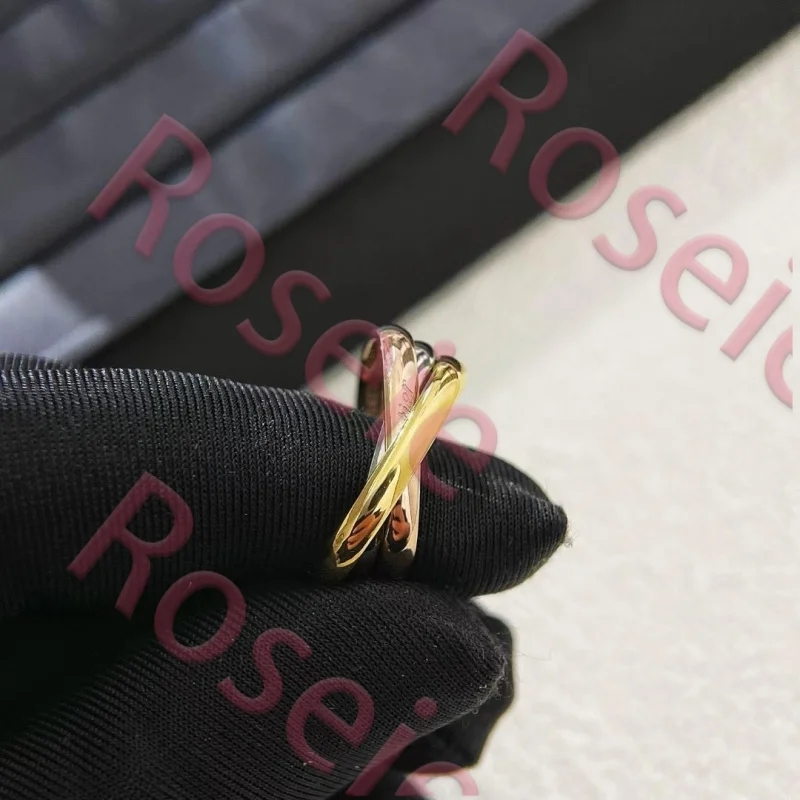 Элитное кольцо с тремя кольцами, тремя цветами и маленьким квадратным элементом для женской моды от Roseie.
Элитное кольцо с тремя кольцами, тремя цветами и маленьким квадратным элементом для женской моды от Roseie.