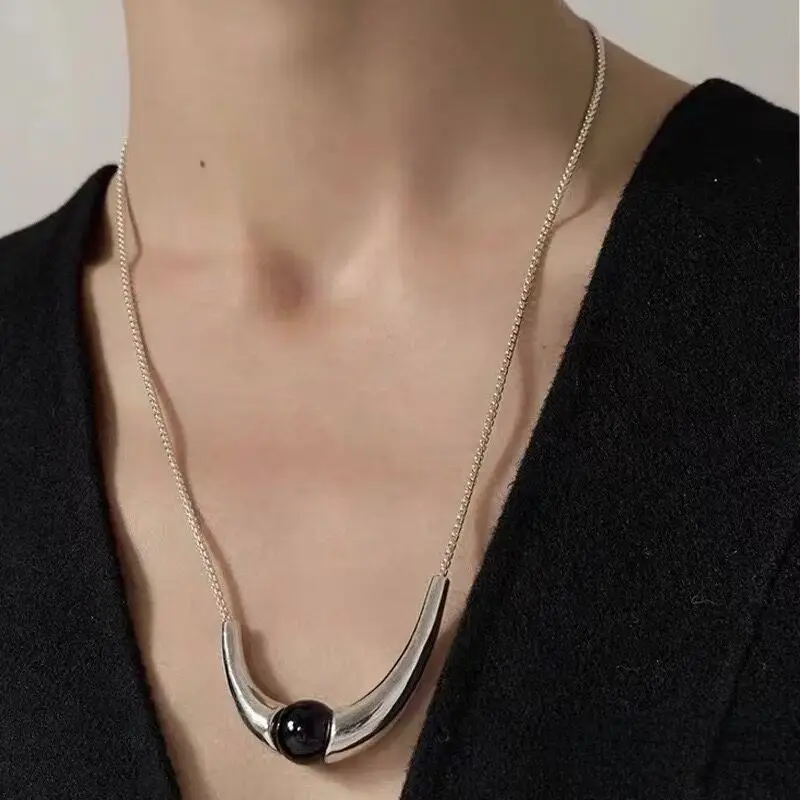 Black Round Agate Cow Horn-shaped Necklace For Women Light Luxury And Niche Design Long-style Sweater Chain
Black Round Agate Cow Horn-shaped Necklace For Women Light Luxury And Niche Design Long-style Sweater Chain
