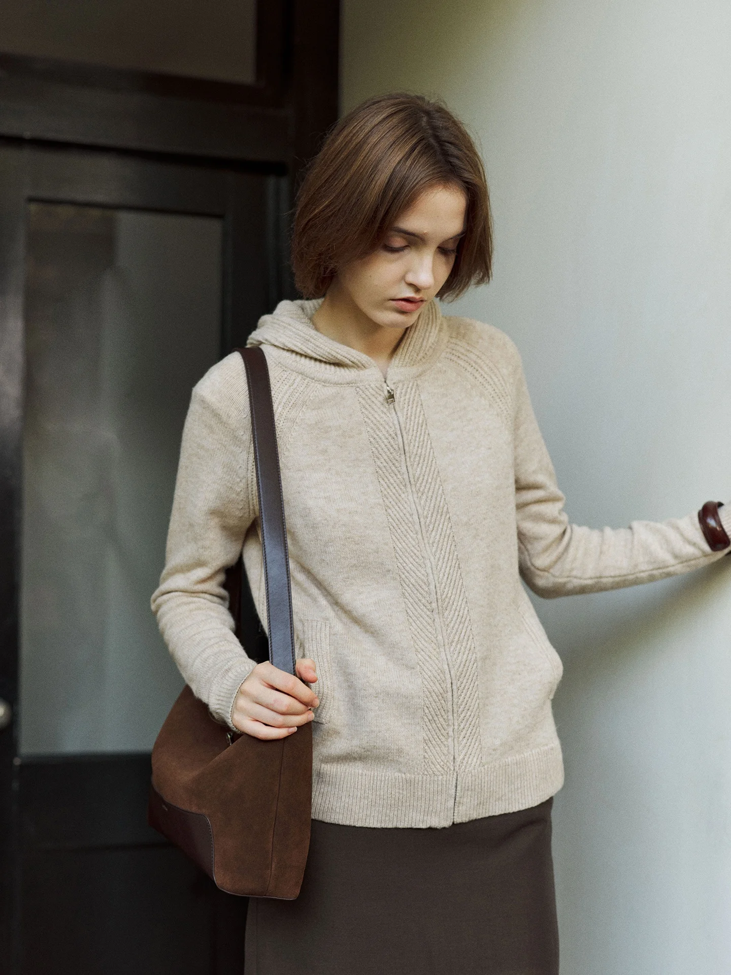 Элегантный женский вязаный шерстяной кардиган без ограничений по фасону, повседневная куртка на молнии с капюшоном, дышащая нейлоновая куртка для женщин
Элегантный женский вязаный шерстяной кардиган без ограничений по фасону, повседневная куртка на молнии с капюшоном, дышащая нейлоновая куртка для женщин