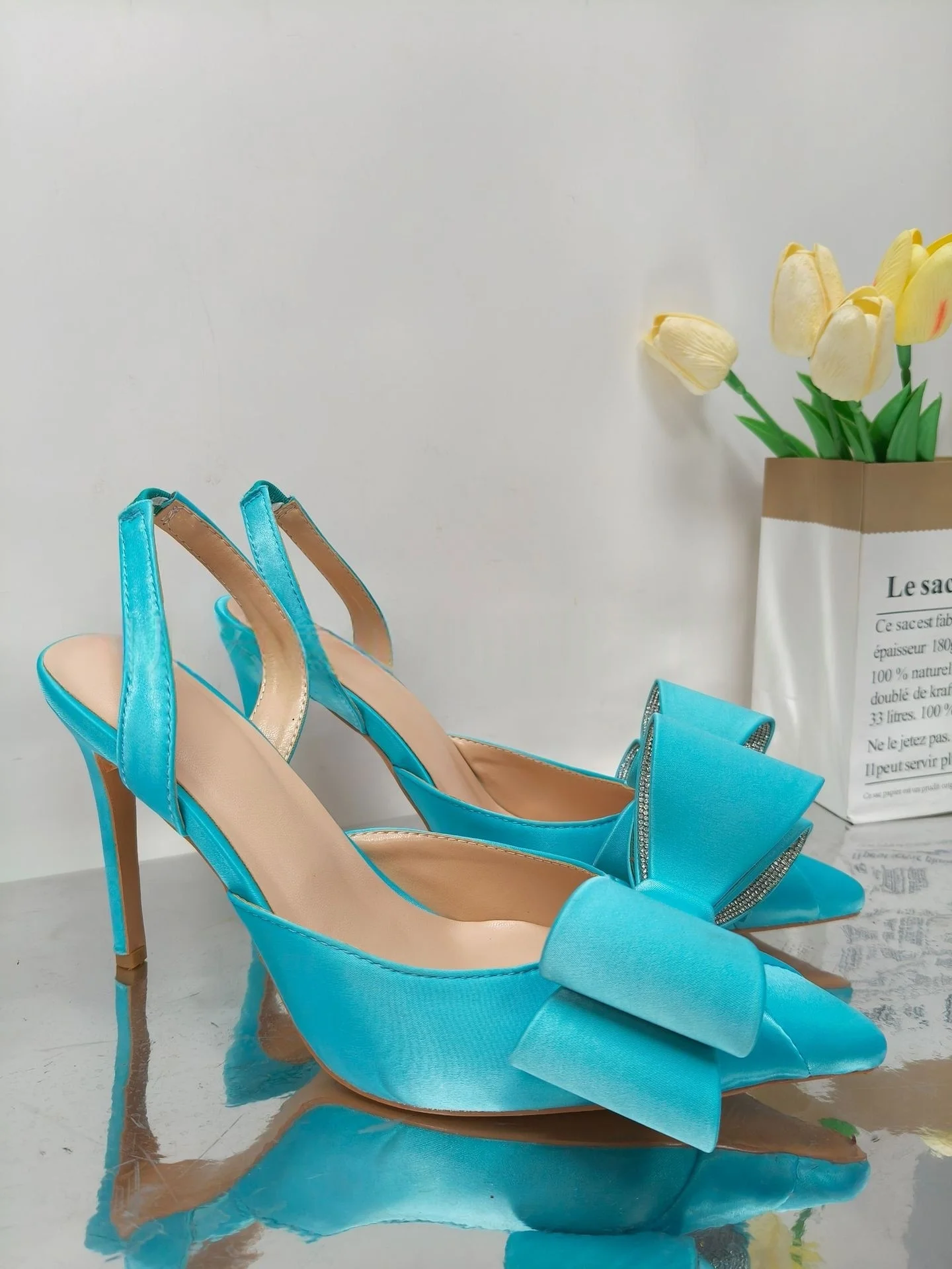 Новинка 2023 года, женские босоножки на шпильке с острым носком, женские босоножки с запахом и стразами, большой размер, женские туфли на высоком каблуке с полым ремешком сзади
Новинка 2023 года, женские босоножки на шпильке с острым носком, женские босоножки с запахом и стразами, большой размер, женские туфли на высоком каблуке с полым ремешком сзади