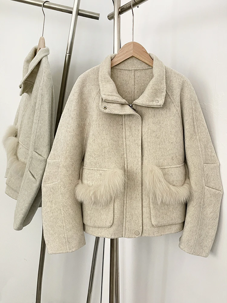 2025 Women Fashion Casual Long Sleeves Woo Coat Female With Bag Short Zipper Real Fox Fur Woolen Jacket New Autumn Clothes
2025 Women Fashion Casual Long Sleeves Woo Coat Female With Bag Short Zipper Real Fox Fur Woolen Jacket New Autumn Clothes