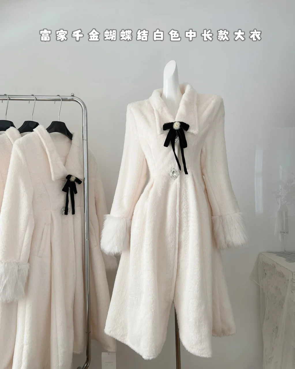 2024 Fall and Winter New Women Tops Wool Blends Coats Luxury Turn Down Collar Long Sleeve Single Breasted A Line Long Coats
2024 Fall and Winter New Women Tops Wool Blends Coats Luxury Turn Down Collar Long Sleeve Single Breasted A Line Long Coats