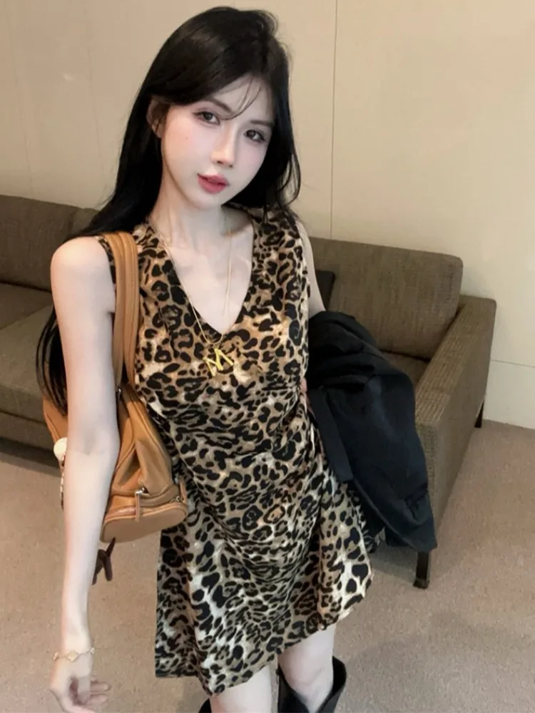 Retro Spicy Leopard Print V-Neck Sleeveless Base Layer Dress Women Summer New Loose Slim A-Line Short Skirt Casual High Waist
Retro Spicy Leopard Print V-Neck Sleeveless Base Layer Dress Women Summer New Loose Slim A-Line Short Skirt Casual High Waist