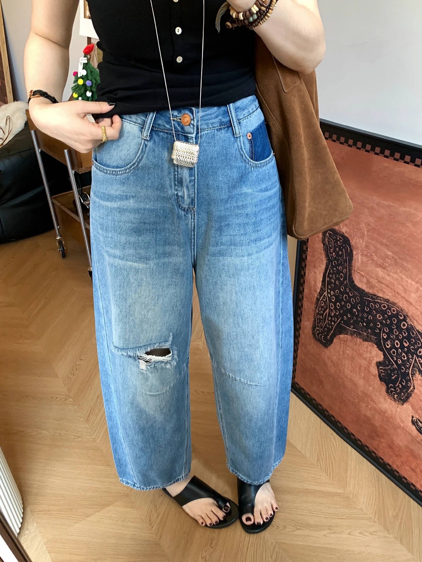 Новые летние женские джинсы с высокой талией, прямые, с широкими штанинами, с дырками, на молнии, повседневные
Новые летние женские джинсы с высокой талией, прямые, с широкими штанинами, с дырками, на молнии, повседневные