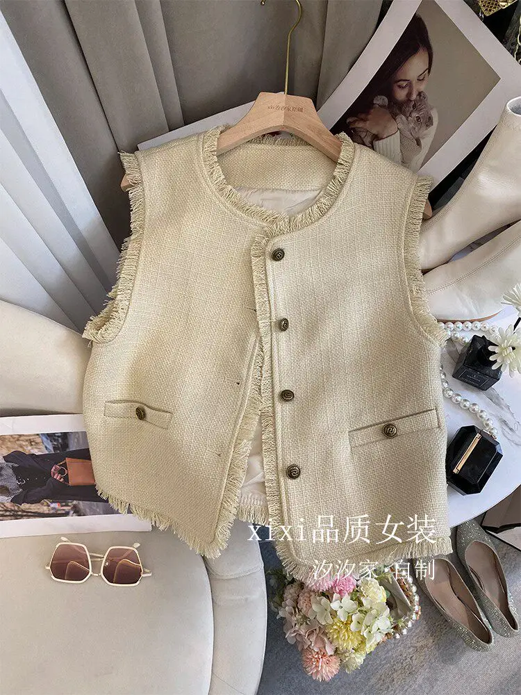 New Vest with fringe overcoat and layered sleeveless top
New Vest with fringe overcoat and layered sleeveless top