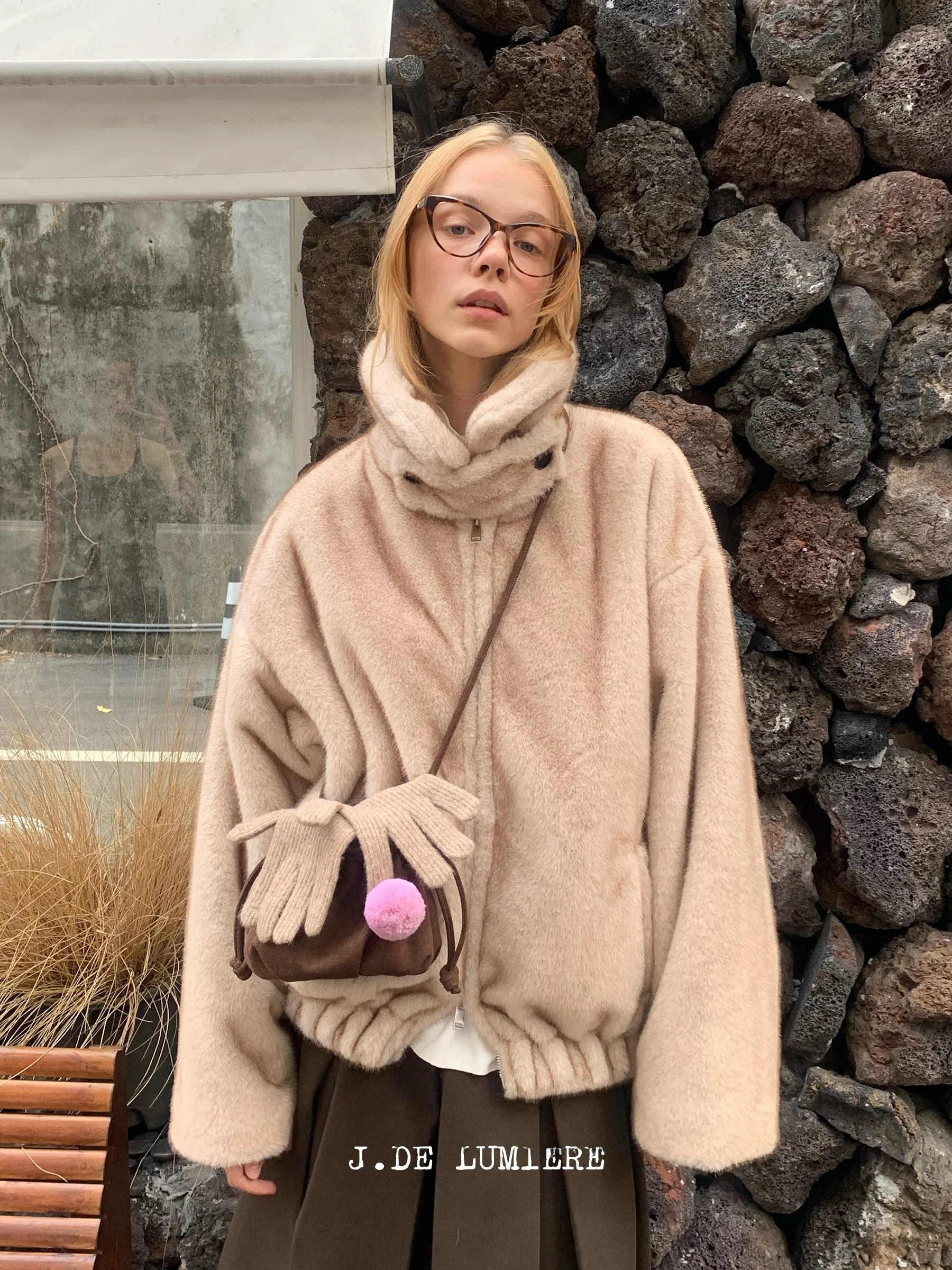 JDE Милая пушистая короткая куртка женская с воротником-стойкой, свободного кроя, из овечьего меха, теплая, повседневная, на молнии, с длинными рукавами, из полиэфирного волокна
JDE Милая пушистая короткая куртка женская с воротником-стойкой, свободного кроя, из овечьего меха, теплая, повседневная, на молнии, с длинными рукавами, из полиэфирного волокна