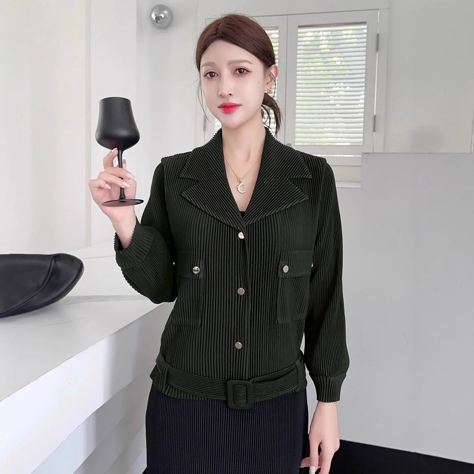 Miyake плиссированное элегантное пальто с лацканами во французском стиле ретро для женщин, однотонное свободное короткое пальто с металлической пряжкой и длинными рукавами из плотного материала
Miyake плиссированное элегантное пальто с лацканами во французском стиле ретро для женщин, однотонное свободное короткое пальто с металлической пряжкой и длинными рукавами из плотного материала