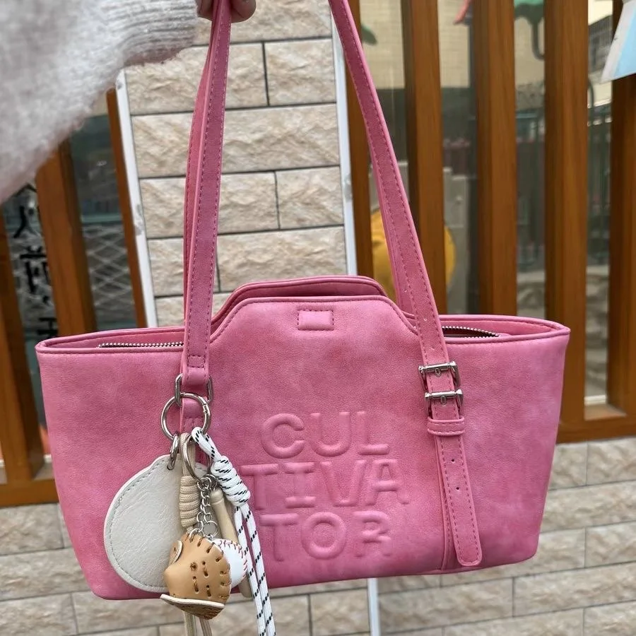 Мягкая розовая кожаная сумка через плечо с буквами Y2K в стиле ретро, кошелек подмышками, винтажная повседневная сумка-тоут для женщин с бейсбольным аксессуаром
Мягкая розовая кожаная сумка через плечо с буквами Y2K в стиле ретро, кошелек подмышками, винтажная повседневная сумка-тоут для женщин с бейсбольным аксессуаром