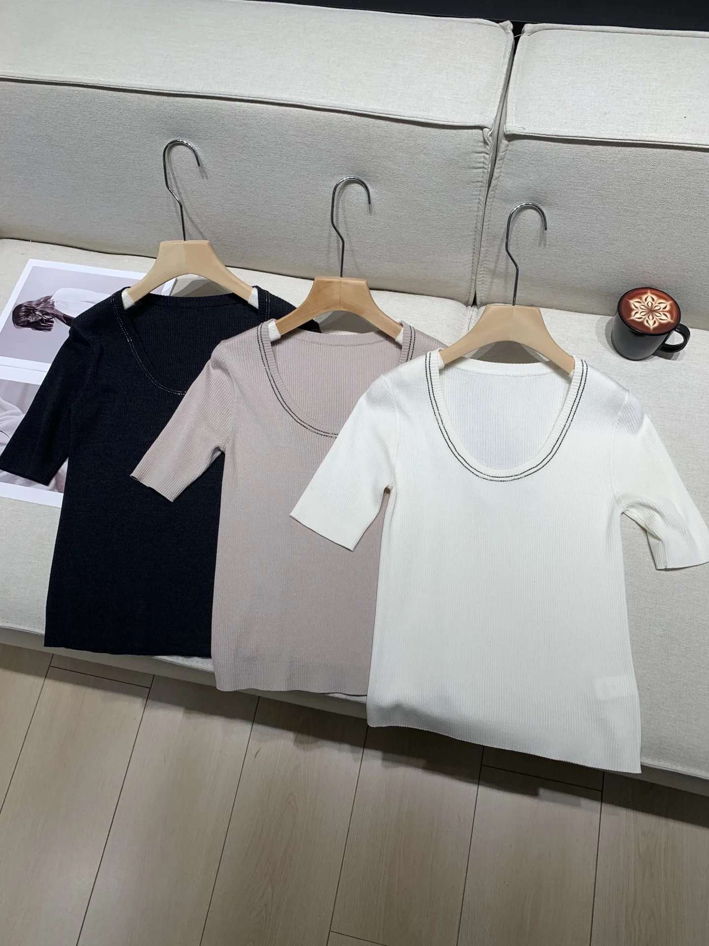 Silk Wool Knitted Pullover for Women Beaded Chain U-Neck Short Sleeve Fashion Slim Sweater
Silk Wool Knitted Pullover for Women Beaded Chain U-Neck Short Sleeve Fashion Slim Sweater