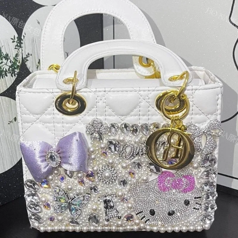 Kawaii Hello Kitty Bag Anime Cute Girl Handmade Y2K Style Full Diamond Bag Fashion Versatile Exquisite Bag Festival Gift New
Kawaii Hello Kitty Bag Anime Cute Girl Handmade Y2K Style Full Diamond Bag Fashion Versatile Exquisite Bag Festival Gift New