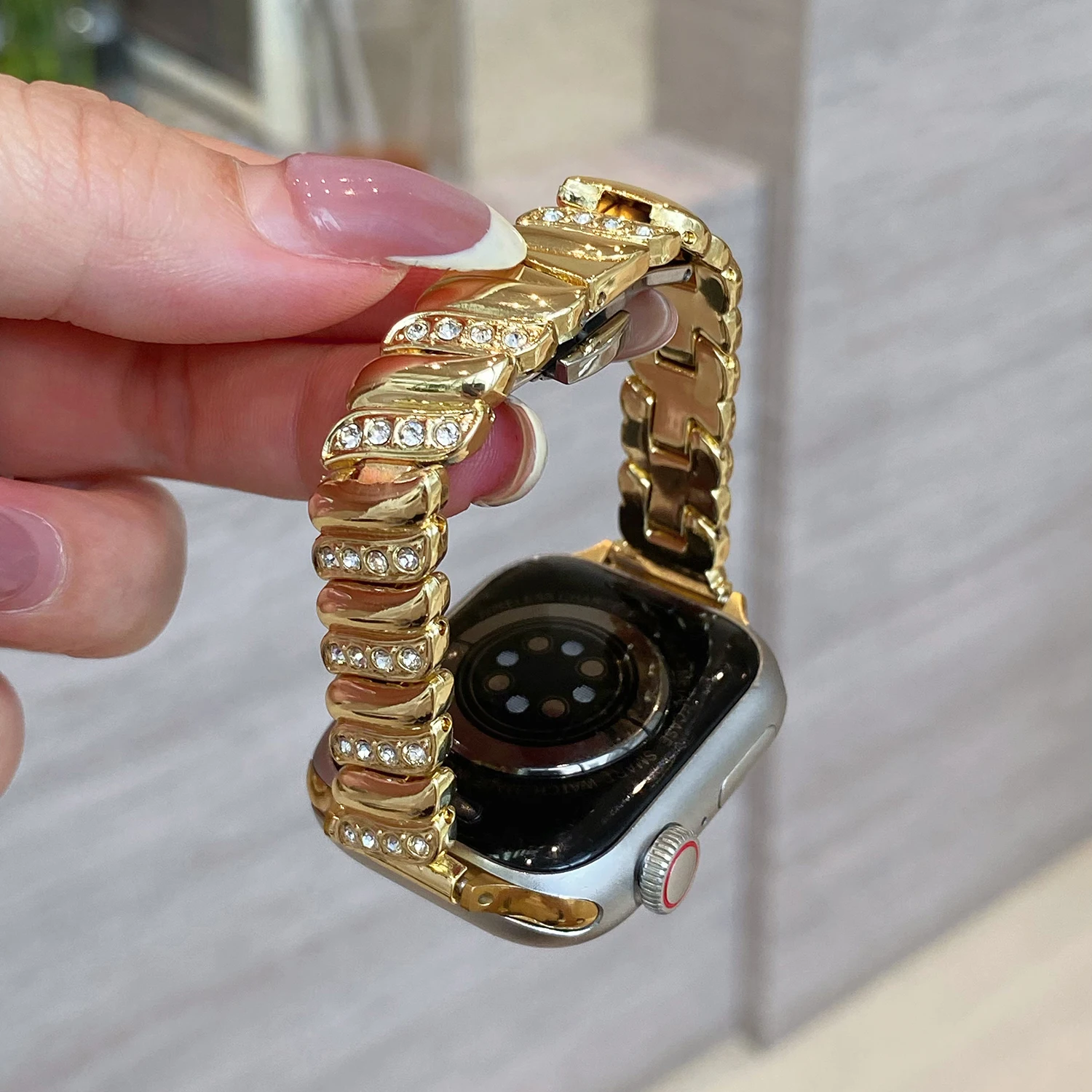 Rotating diamond studded luxury metal strap for Apple Watch 42/41/40/38mm 44/45/46mm female strap for iWatch S10 9 8 7 6 SE 5
Rotating diamond studded luxury metal strap for Apple Watch 42/41/40/38mm 44/45/46mm female strap for iWatch S10 9 8 7 6 SE 5