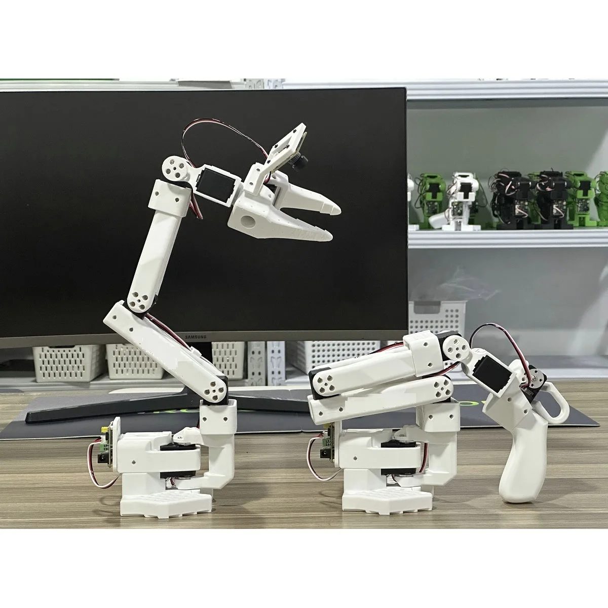 SO-ARM101 Embodied Intelligent Robotic Arm (LeRobot SO-101 Assembled 1 Master Arm + 1 Slave Arm)
SO-ARM101 Embodied Intelligent Robotic Arm (LeRobot SO-101 Assembled 1 Master Arm + 1 Slave Arm)