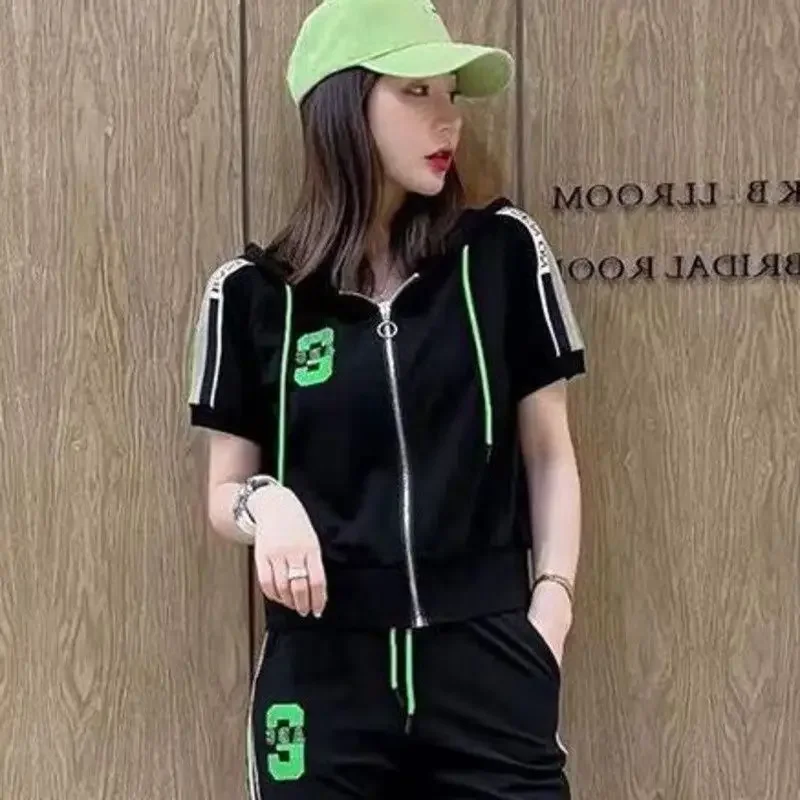 Women's Fashion Suit 2025 Spring Summer New Hooded Short Sleeve Coat Casual Crop Top And Pants Two Piece Set For Women Clothing
Women's Fashion Suit 2025 Spring Summer New Hooded Short Sleeve Coat Casual Crop Top And Pants Two Piece Set For Women Clothing