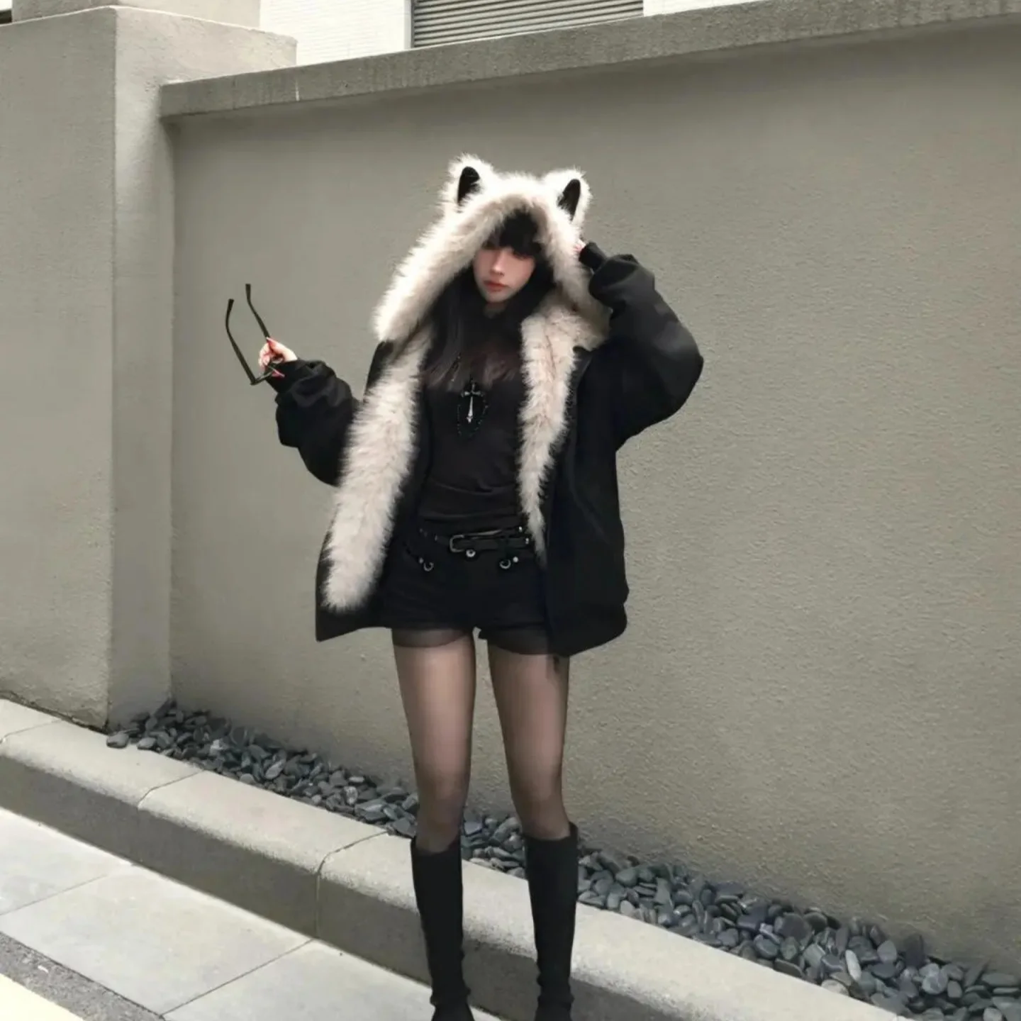 Утепленная хлопковая куртка с дизайнерским узором на ушках, осенне-зимняя, модная, теплая, комфортная, с воротником-стойкой, на молнии.
Утепленная хлопковая куртка с дизайнерским узором на ушках, осенне-зимняя, модная, теплая, комфортная, с воротником-стойкой, на молнии.