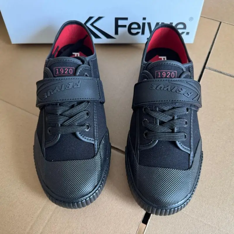 Повседневные слипоны из канваса для пар, стильные черные туфли с модным большим логотипом, синим ремешком, низким верхом, резиновой подошвой и круглым носком
Повседневные слипоны из канваса для пар, стильные черные туфли с модным большим логотипом, синим ремешком, низким верхом, резиновой подошвой и круглым носком