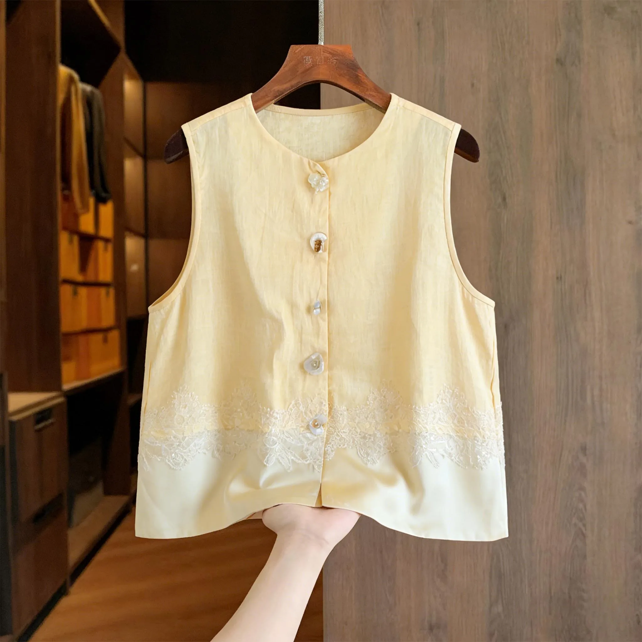 Fashionable Lace Patchwork Vest Women's Sleeveless Top Trendy Spring New Style Old Money Style Polyester Fiber Thin Model
Fashionable Lace Patchwork Vest Women's Sleeveless Top Trendy Spring New Style Old Money Style Polyester Fiber Thin Model