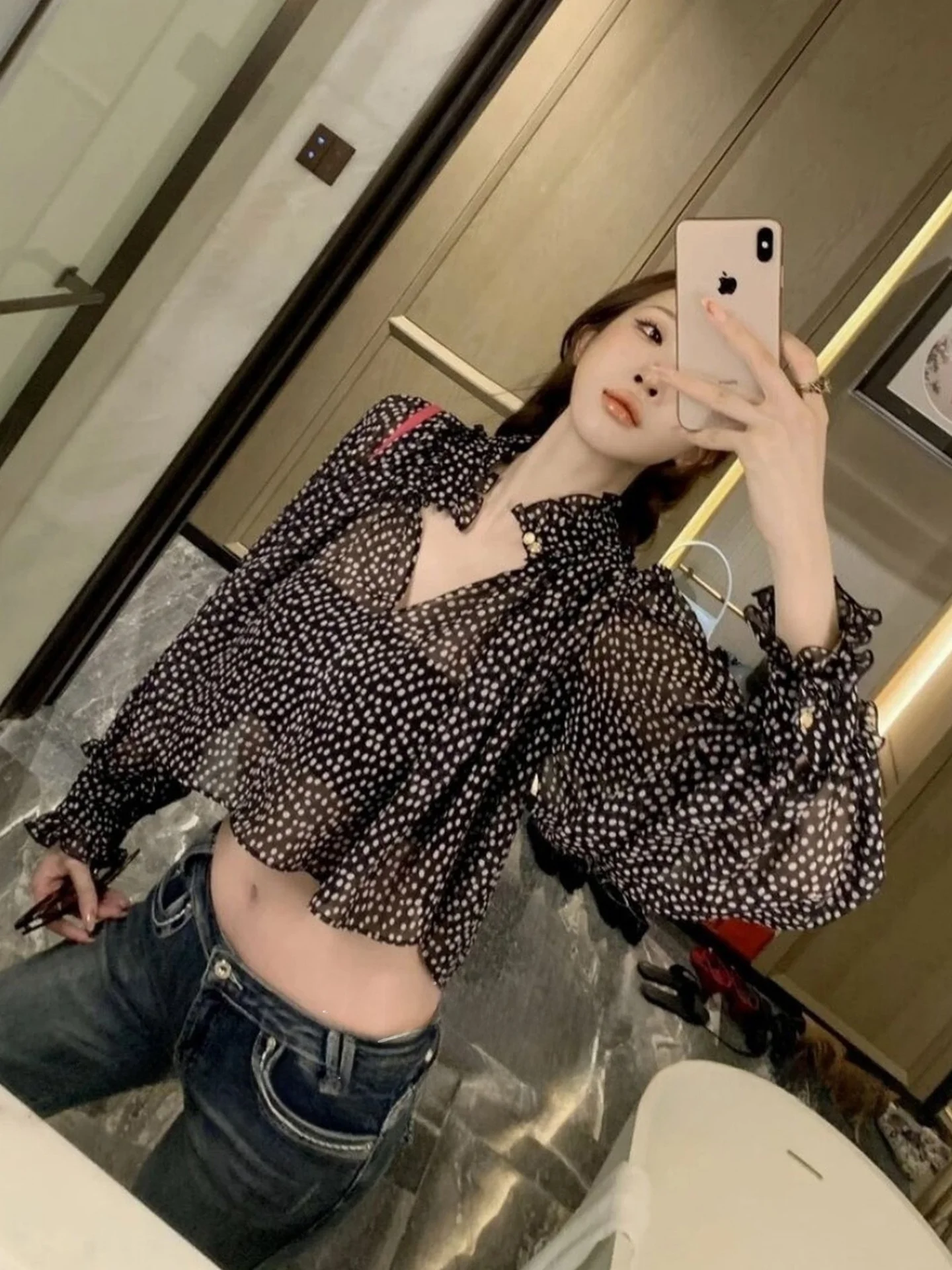 Retro V-Neck Polka Dot Long Sleeve Women's Shirt Short Style Slimming Beauty Fashionable Casual Style Casual Wind Shirt
Retro V-Neck Polka Dot Long Sleeve Women's Shirt Short Style Slimming Beauty Fashionable Casual Style Casual Wind Shirt