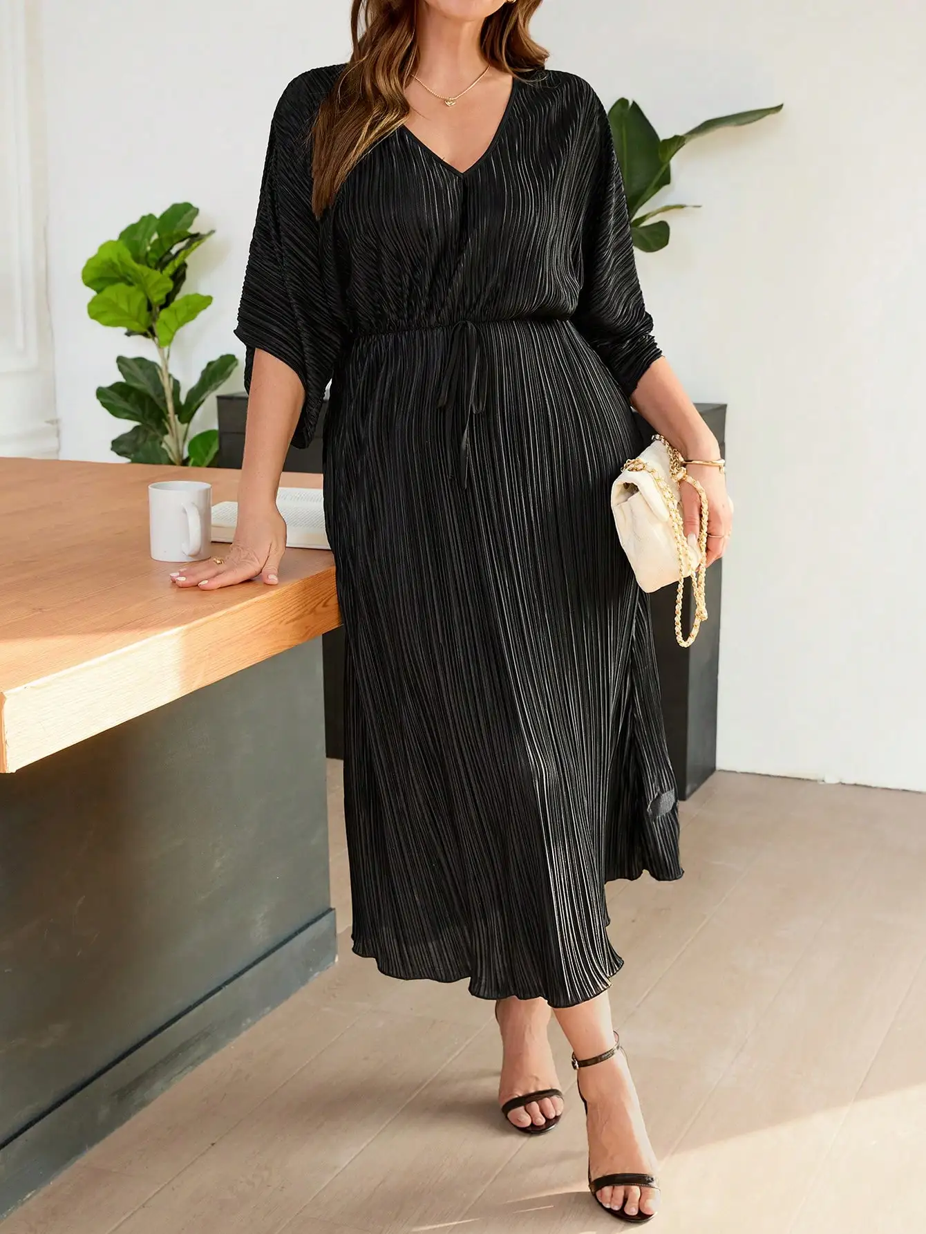Black Pleated V-Neck Long Dress for Women, Plus Size Casual Modest Style with Waist Tie
Black Pleated V-Neck Long Dress for Women, Plus Size Casual Modest Style with Waist Tie