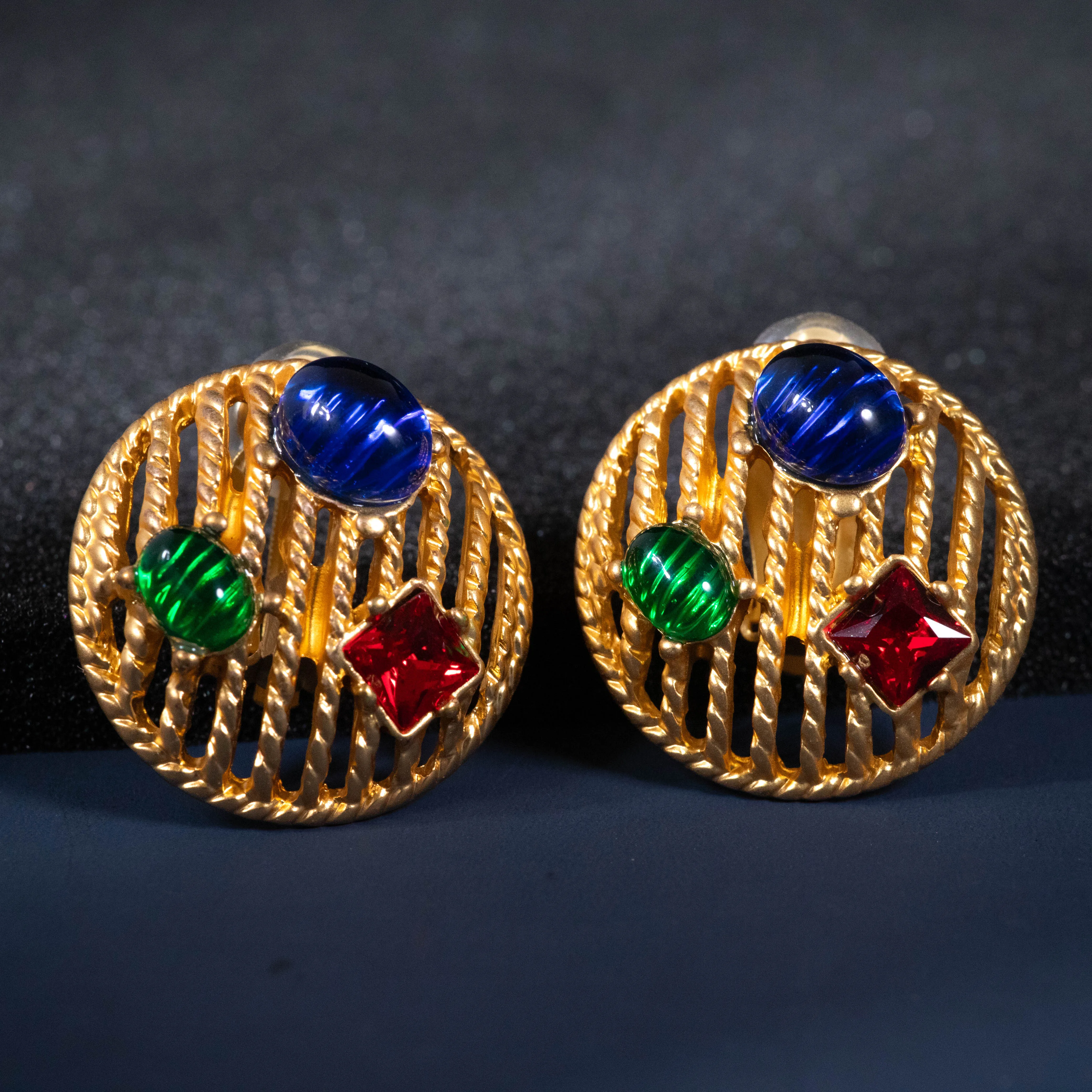Vintage ear clip, exaggerated and face-slimming ear accessory, high-end mid-century fashion, real gold-plated earrings
Vintage ear clip, exaggerated and face-slimming ear accessory, high-end mid-century fashion, real gold-plated earrings
