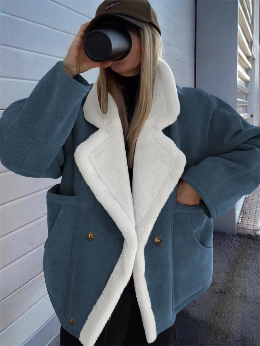 Винтажное теплое пальто из искусственной кожи, толстое пушистое пальто с большими лацканами, женская верхняя одежда с длинными рукавами, зимние женские уличные куртки
Винтажное теплое пальто из искусственной кожи, толстое пушистое пальто с большими лацканами, женская верхняя одежда с длинными рукавами, зимние женские уличные куртки