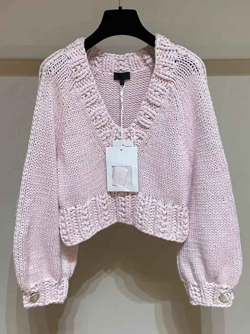 2025 New Autumn Loose Pink Deep V-Neck Sweater Women Fashion Long Sleeve Short Knitted Pullovers Elegant Runway Jumper
2025 New Autumn Loose Pink Deep V-Neck Sweater Women Fashion Long Sleeve Short Knitted Pullovers Elegant Runway Jumper