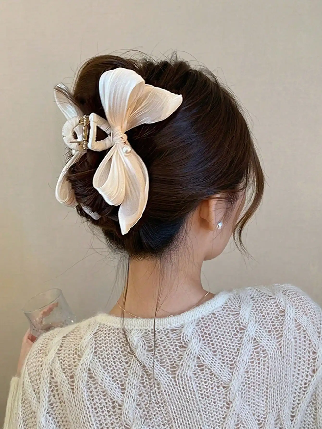 1pc Ivory Color Large Elegant Faux Pearl Decor Pleated Bow Hair Claw Clip, Suitable For High Bun Hairstyle, Graceful For Everyday, Travel And Occasions Hair Accessories Summer Outfits Hair Clips
1pc Ivory Color Large Elegant Faux Pearl Decor Pleated Bow Hair Claw Clip, Suitable For High Bun Hairstyle, Graceful For Everyday, Travel And Occasions Hair Accessories Summer Outfits Hair Clips