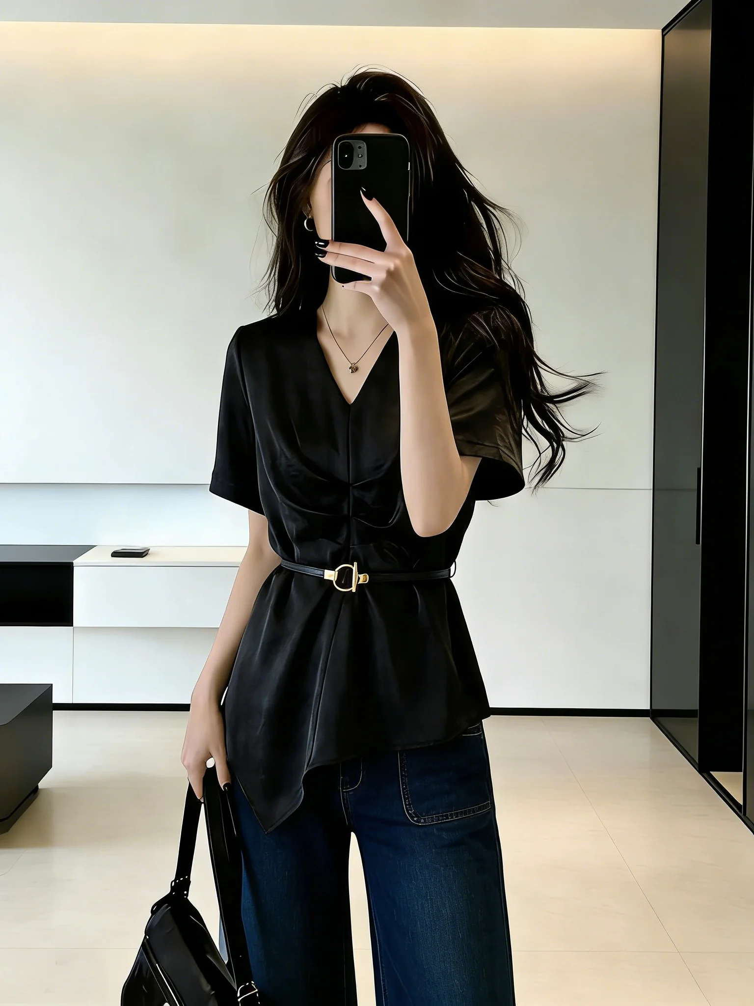 Elegant V-neck Short-sleeved Acetate Satin Waist-cinching Shoulder-length Shirt Women's Summer New Style plus Size Midi Top
Elegant V-neck Short-sleeved Acetate Satin Waist-cinching Shoulder-length Shirt Women's Summer New Style plus Size Midi Top