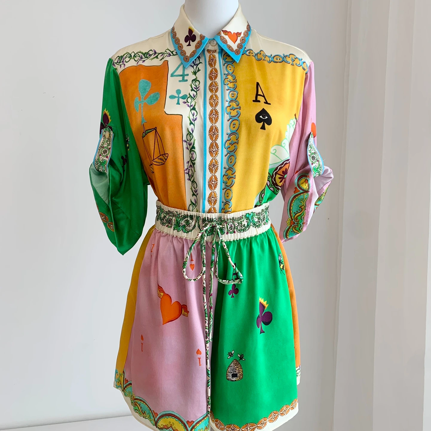 Women 100% Silk Cards Printed set Turn-down Collar Short Sleeve Blouse Or High Elastic Waist Shorts
Women 100% Silk Cards Printed set Turn-down Collar Short Sleeve Blouse Or High Elastic Waist Shorts