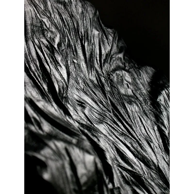 Taikoo Ruins Темная искусственная кожа Трехмерная нерегулярная складная текстура Ткань Пальто Юбка Дизайнерская ткань 
Taikoo Ruins Темная искусственная кожа Трехмерная нерегулярная складная текстура Ткань Пальто Юбка Дизайнерская ткань