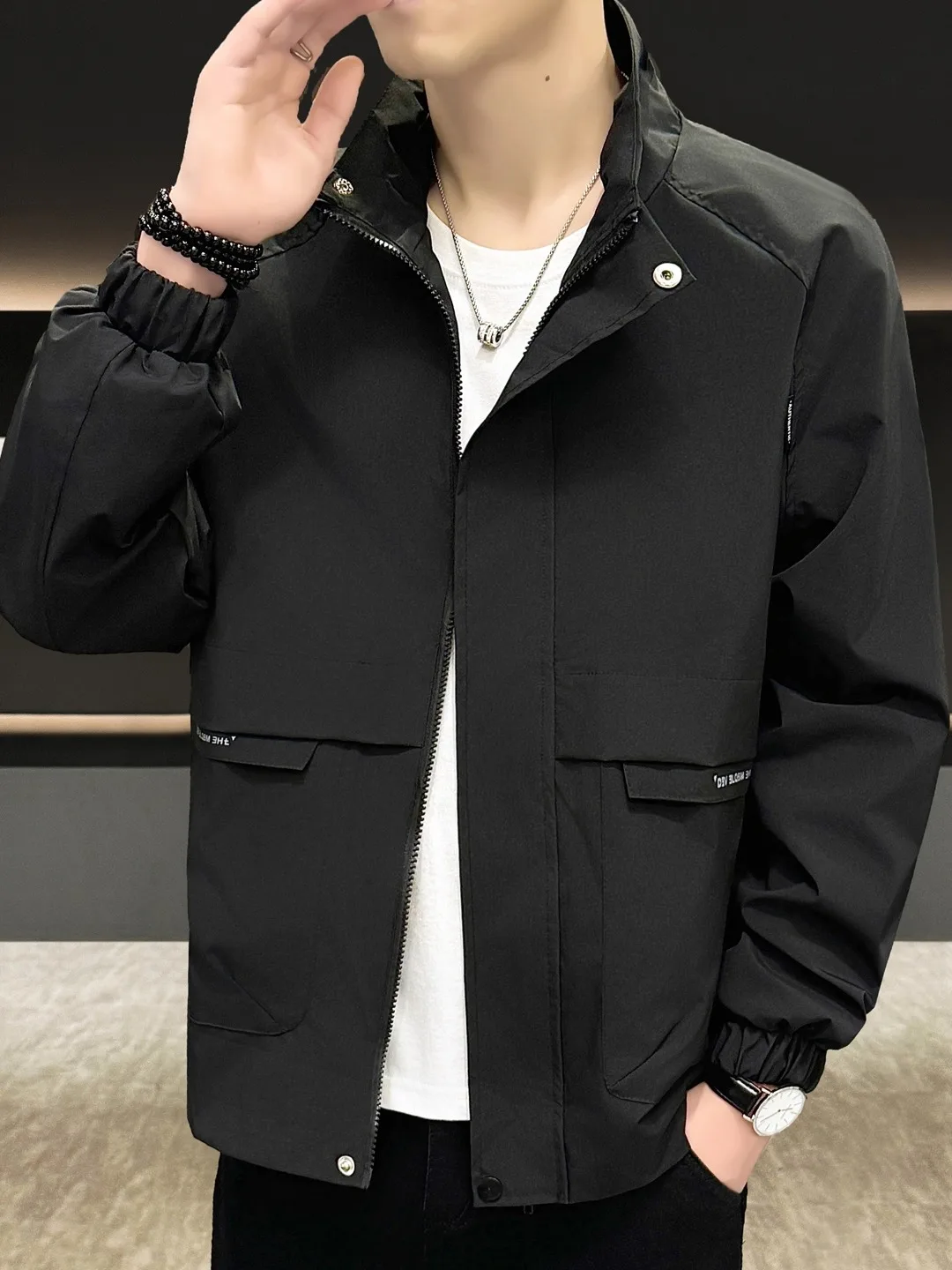 Весенне-осеннее повседневное свободное тонкое мужское пальто с воротником-стойкой, модное, из полиэстеровой ткани, с длинными рукавами, на молнии
Весенне-осеннее повседневное свободное тонкое мужское пальто с воротником-стойкой, модное, из полиэстеровой ткани, с длинными рукавами, на молнии