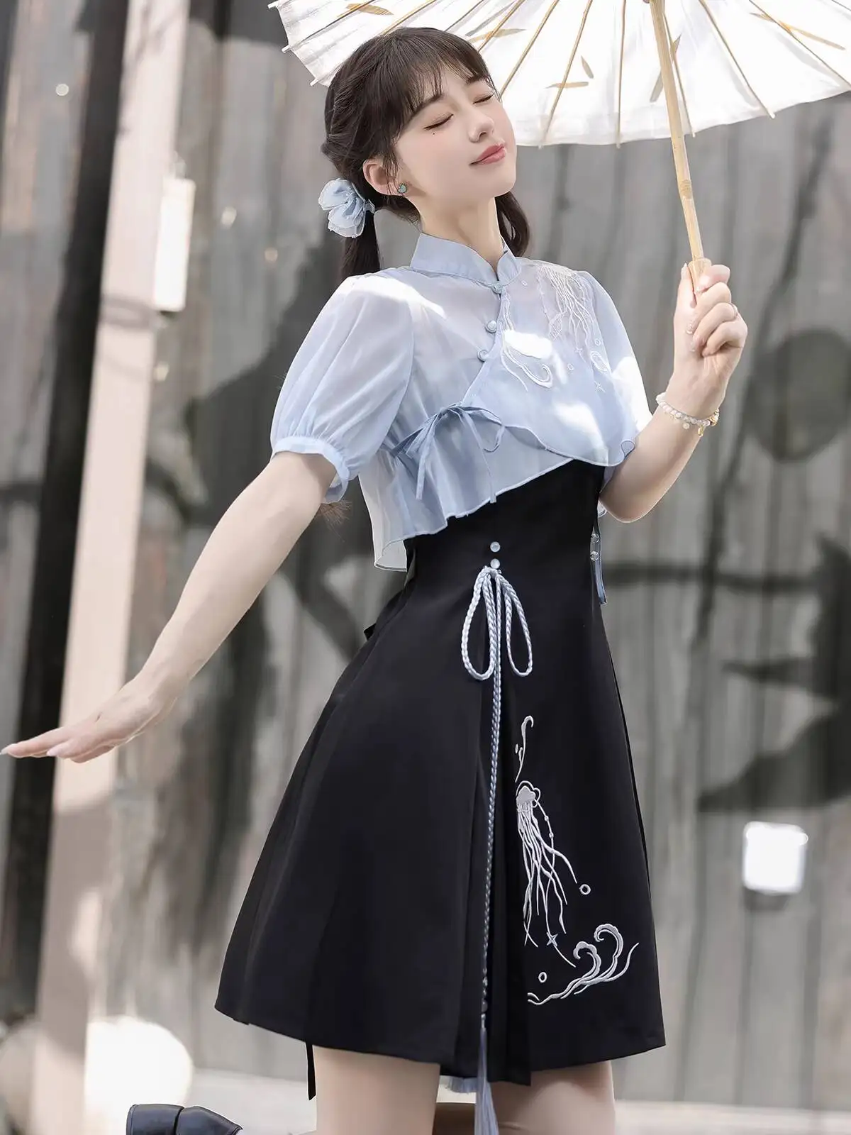 Sea Moon Jellyfish Blue Short-Sleeved Top And Suspender Skirt Two-Piece Set For Petite Women, Spring/Summer Chinese Style Qipao
Sea Moon Jellyfish Blue Short-Sleeved Top And Suspender Skirt Two-Piece Set For Petite Women, Spring/Summer Chinese Style Qipao