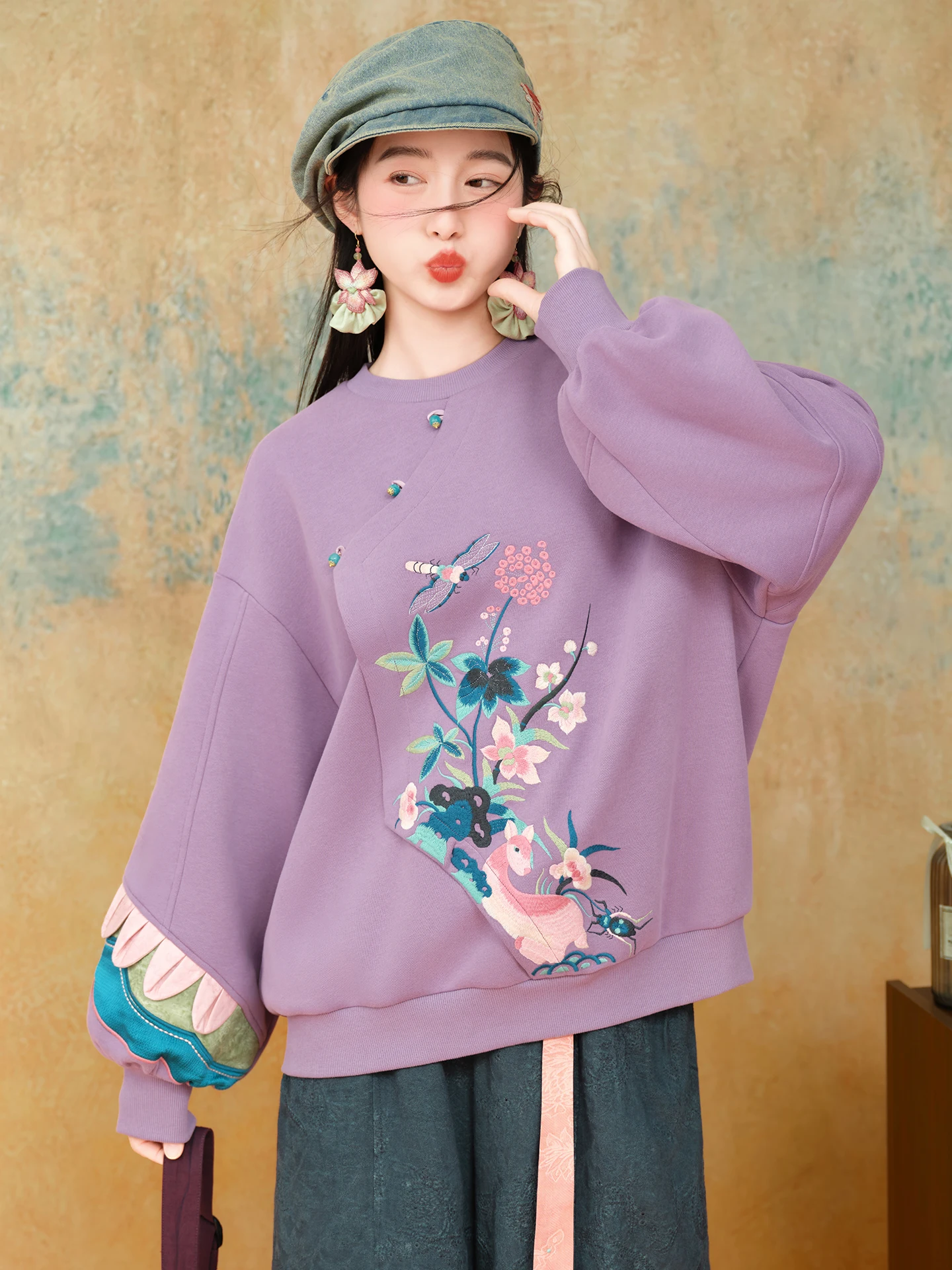 Свободный свитшот с вышивкой, оригинальный дизайн, новинка весны, в стиле ретро, из хлопковой ткани, с круглым вырезом, длинными рукавами, женский.
Свободный свитшот с вышивкой, оригинальный дизайн, новинка весны, в стиле ретро, из хлопковой ткани, с круглым вырезом, длинными рукавами, женский.