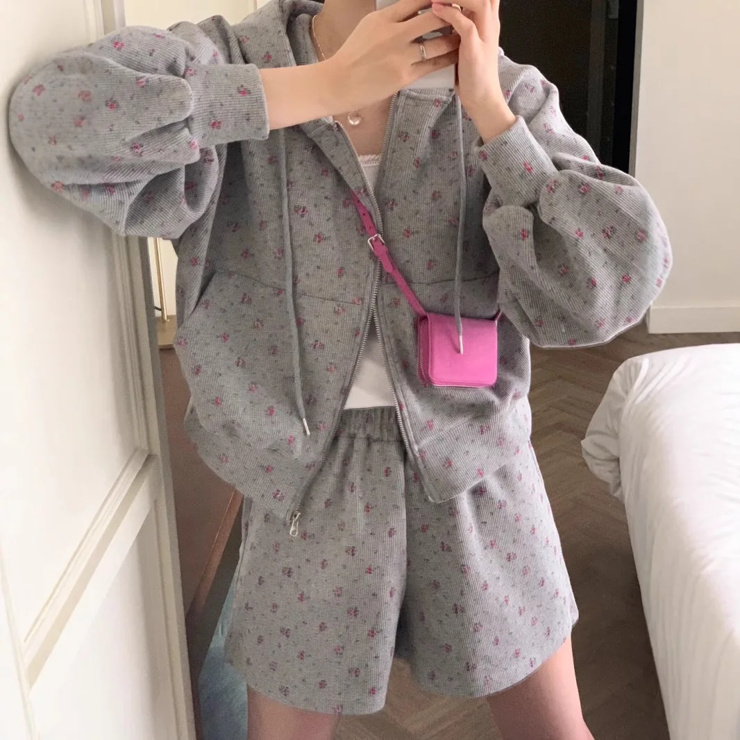 Women Loose Floral Print Hoodie And Wide Leg Pants Two Piece Set Fit Long Sleevehigh Waist Short Shorts Elastic Suits Autumn
Women Loose Floral Print Hoodie And Wide Leg Pants Two Piece Set Fit Long Sleevehigh Waist Short Shorts Elastic Suits Autumn