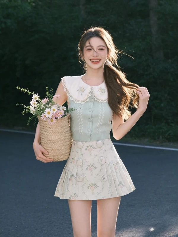 Summer Beautiful Floral Print Green Color Slim Fit Top And Skirt Two-Piece Set Fashionable Elegant Style Women's Ensemble
Summer Beautiful Floral Print Green Color Slim Fit Top And Skirt Two-Piece Set Fashionable Elegant Style Women's Ensemble