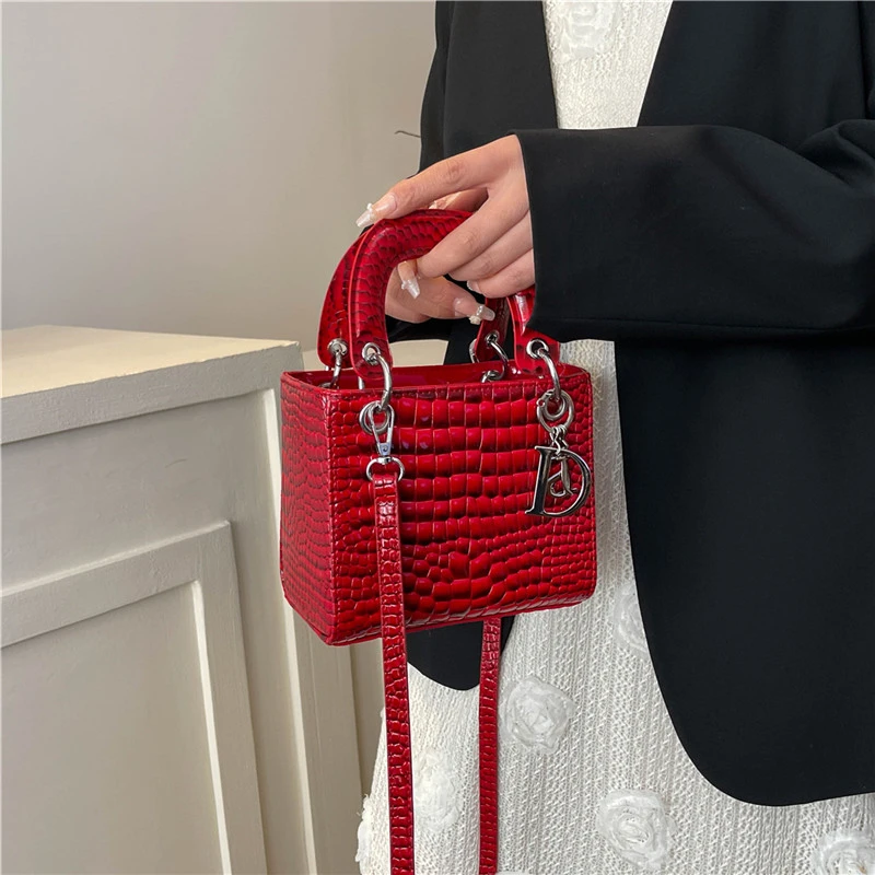 Классическая женская сумка, кожаные сумки-тоут, известная дизайнерская сумка через плечо, элегантная сумка на плечо, популярная для женщин
Классическая женская сумка, кожаные сумки-тоут, известная дизайнерская сумка через плечо, элегантная сумка на плечо, популярная для женщин