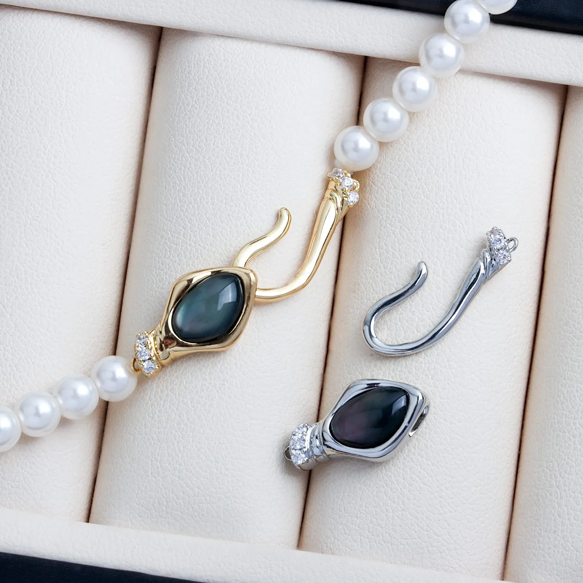 18K Real Gold Plated with Black Shell Irregular Oval Hook Buckle Fish Hook Jewelry Connecting Buckle DIY Accessories
18K Real Gold Plated with Black Shell Irregular Oval Hook Buckle Fish Hook Jewelry Connecting Buckle DIY Accessories
