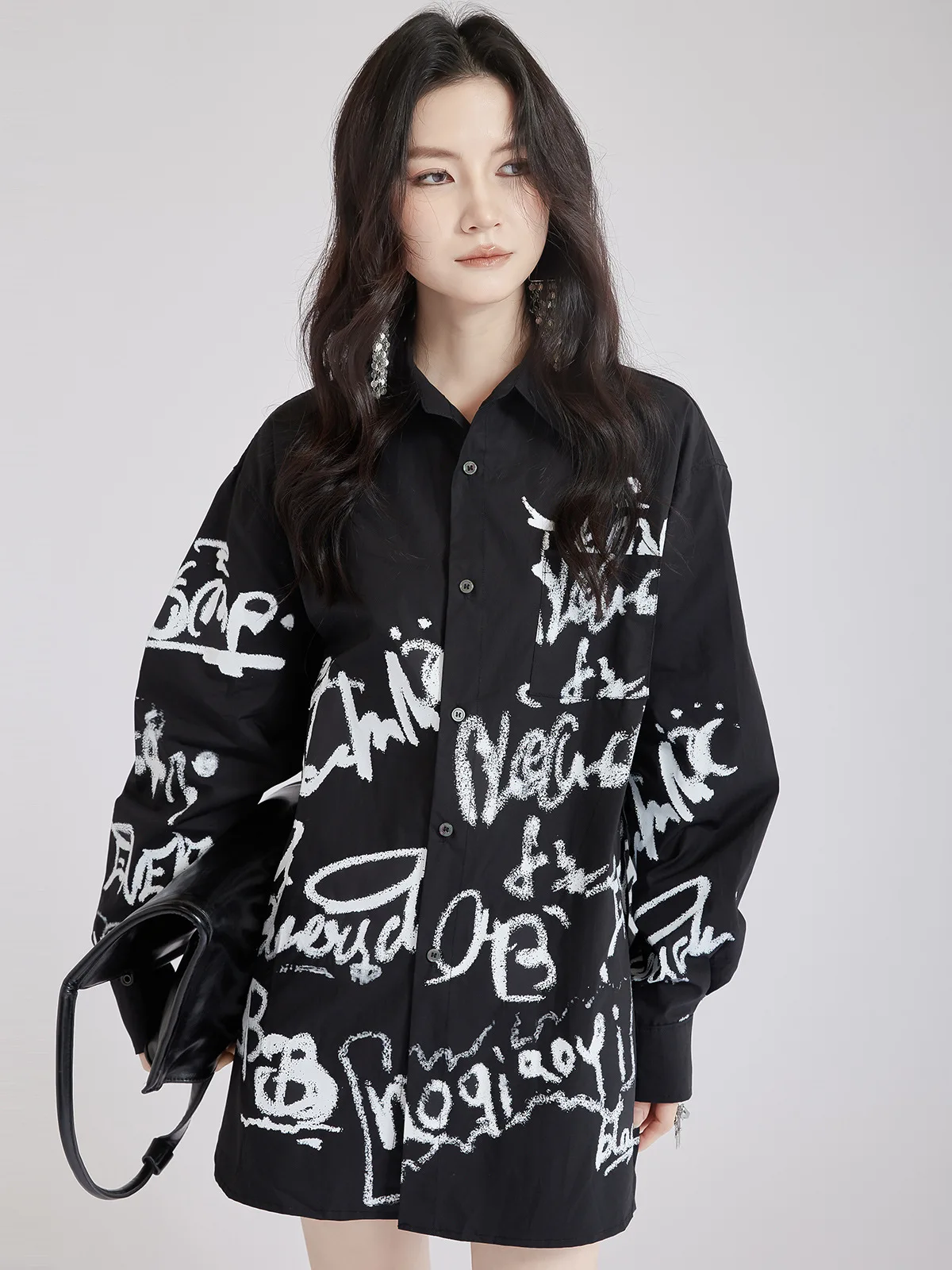 Blouse Women Trendy Chic Top Graffiti Printed Shirt Jacket with Button Decoration Simple Silhouette for Outfit Woven Front Logo
Blouse Women Trendy Chic Top Graffiti Printed Shirt Jacket with Button Decoration Simple Silhouette for Outfit Woven Front Logo