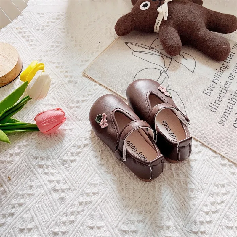 Girls' Leather Shoes 2025 Spring Autumn Soft Sole Vintage Embroidery Single Shoes Lightweight Comfortable Non Slip Casual Flats
Girls' Leather Shoes 2025 Spring Autumn Soft Sole Vintage Embroidery Single Shoes Lightweight Comfortable Non Slip Casual Flats