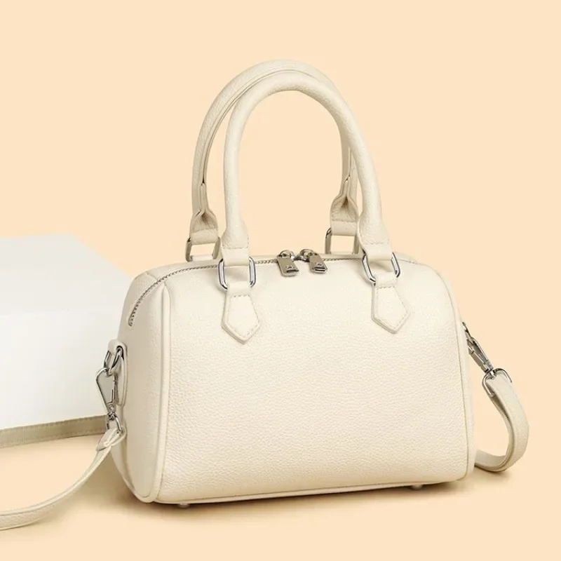 Trendy Designer Letter Logo Diaper Bag Minimalist Vintage Leather Shoulder Bag Large Capacity For Women Commuter
Trendy Designer Letter Logo Diaper Bag Minimalist Vintage Leather Shoulder Bag Large Capacity For Women Commuter