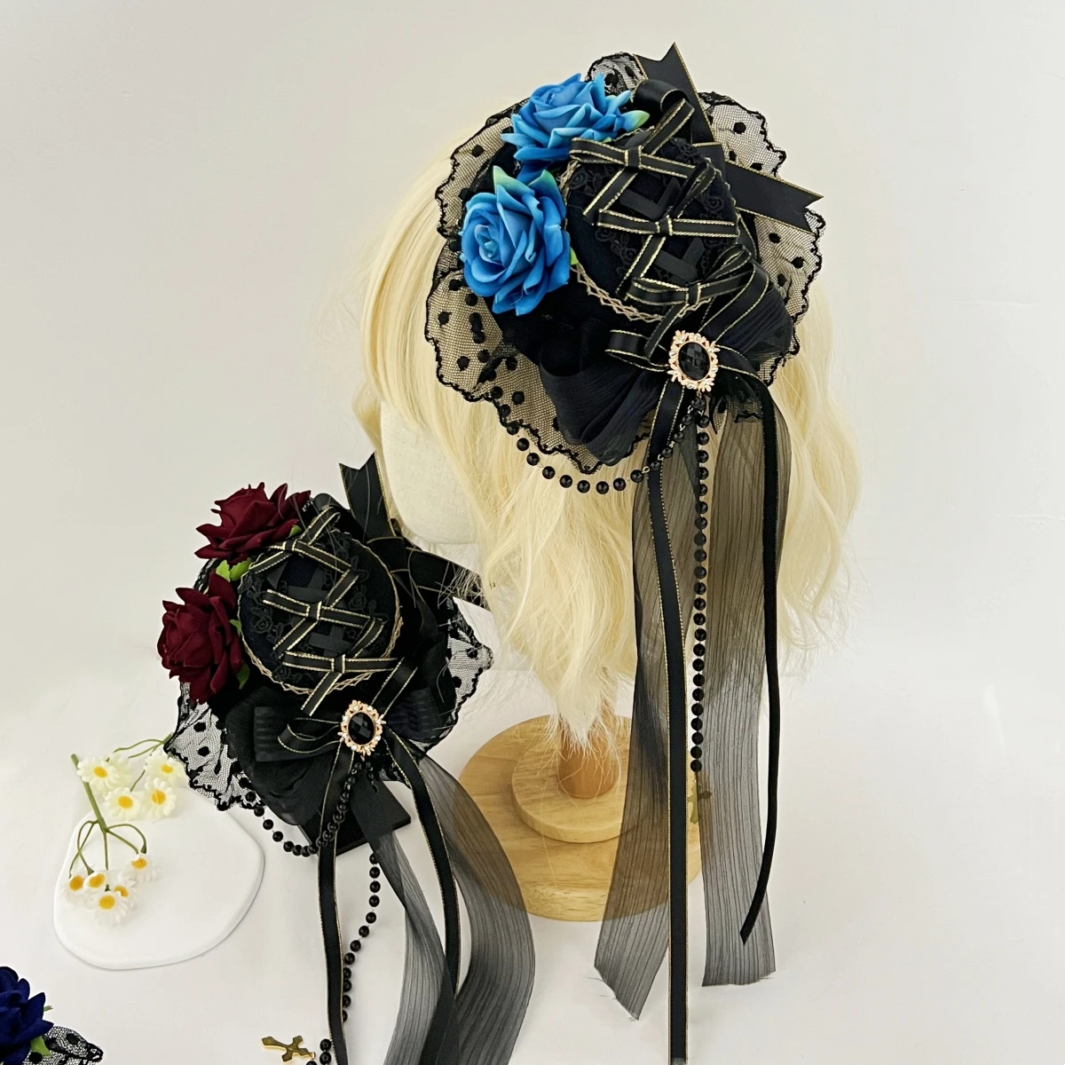 Чародейская шляпа, головной убор в стиле Лолиты, декор с бантом и цветами, готический темный дикий элегантный цилиндр, аксессуары для волос, заколка с кристаллами для девочек
Чародейская шляпа, головной убор в стиле Лолиты, декор с бантом и цветами, готический темный дикий элегантный цилиндр, аксессуары для волос, заколка с кристаллами для девочек