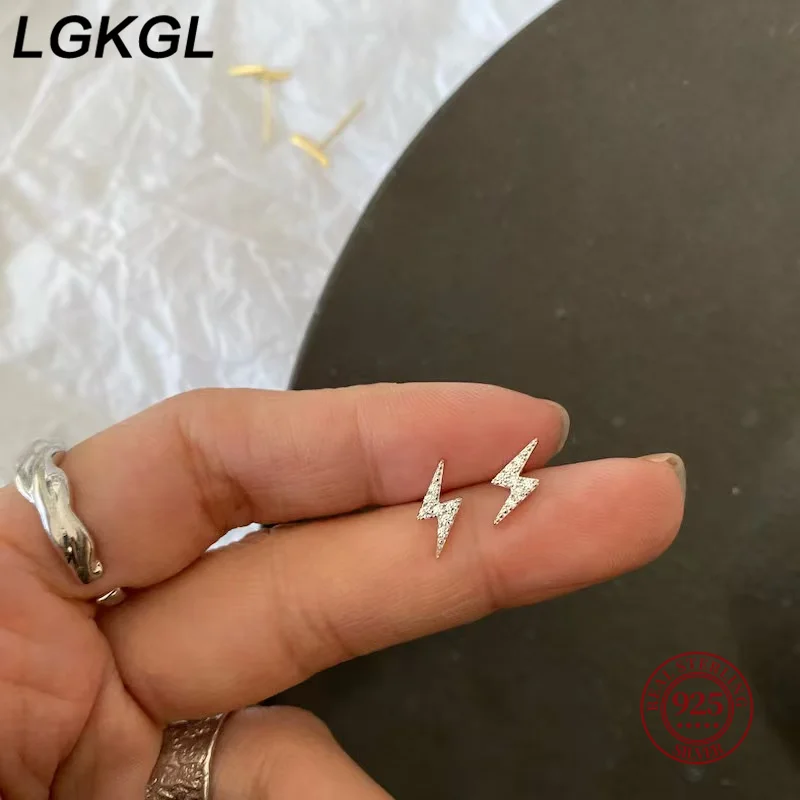 LGKGL новые серьги-гвоздики из стерлингового серебра S925, милые милые серьги-гвоздики с бабочками для женщин, простые модные серьги-гвоздики с насекомыми и цирконием, ювелирные изделия для пирсинга, подарок
LGKGL новые серьги-гвоздики из стерлингового серебра S925, милые милые серьги-гвоздики с бабочками для женщин, простые модные серьги-гвоздики с насекомыми и цирконием, ювелирные изделия для пирсинга, подарок