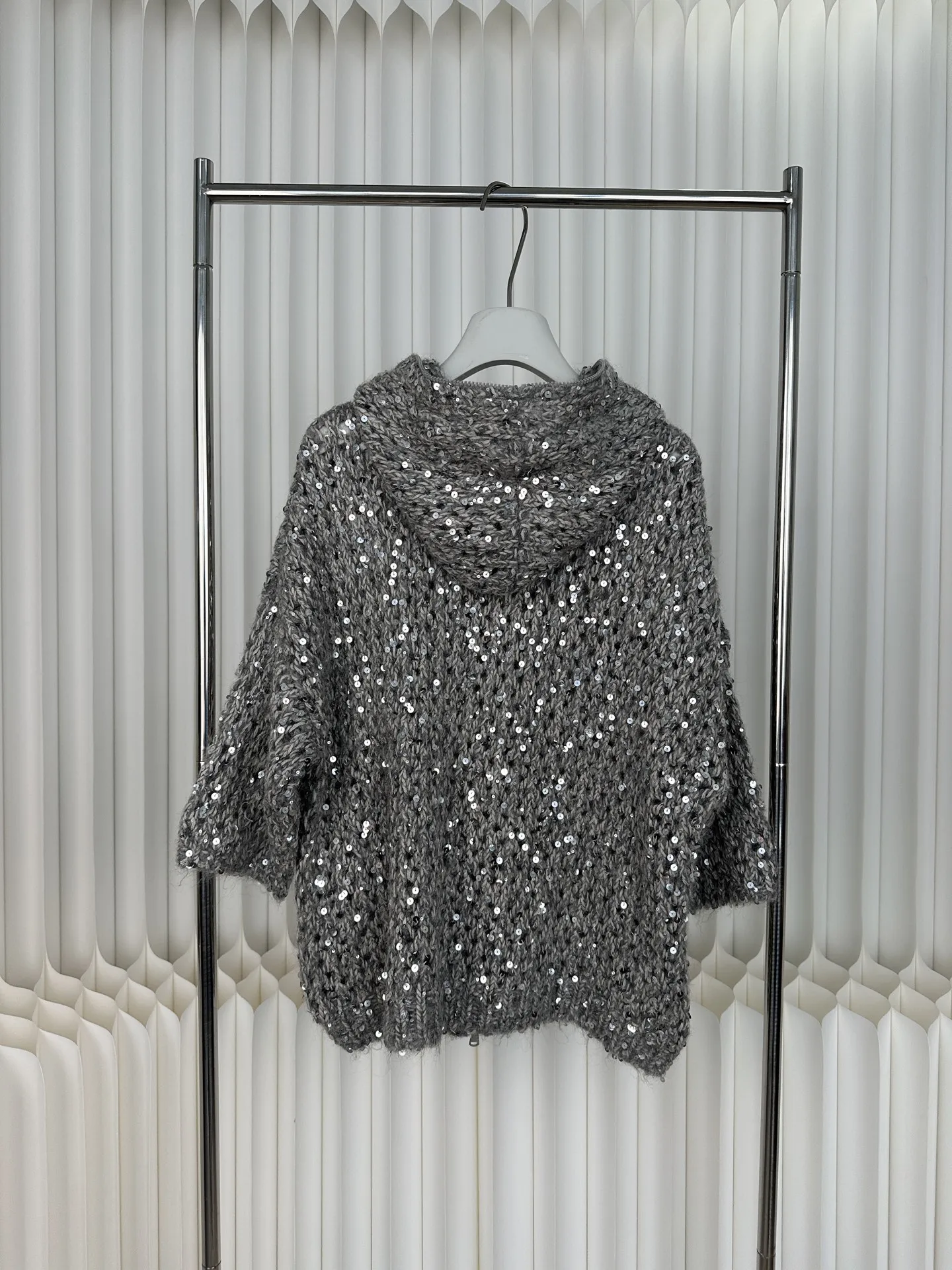 Новая осенне-зимняя высококачественная женская блестящая грубая мохеровая хлопковая вязаная куртка с капюшоном и блестками, свитер ручной работы
Новая осенне-зимняя высококачественная женская блестящая грубая мохеровая хлопковая вязаная куртка с капюшоном и блестками, свитер ручной работы